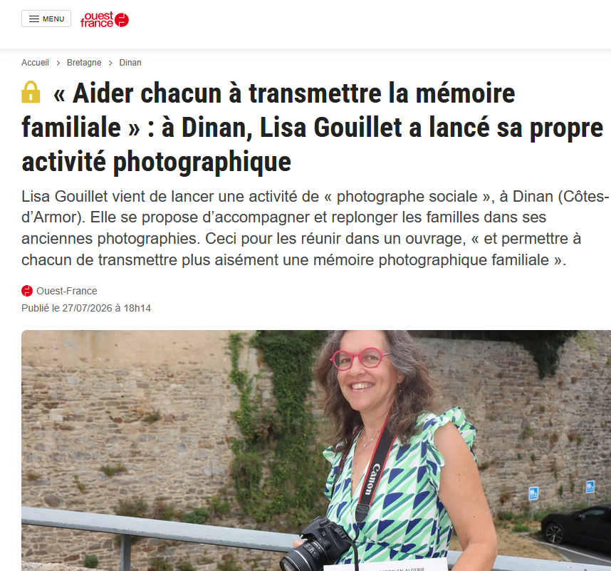 Coupure de journal Ouest France. Une femme souriante portant des lunettes rouges et une robe à motifs verts, avec un appareil photo autour du cou, en extérieur devant un mur en pierre avec de la végétation.