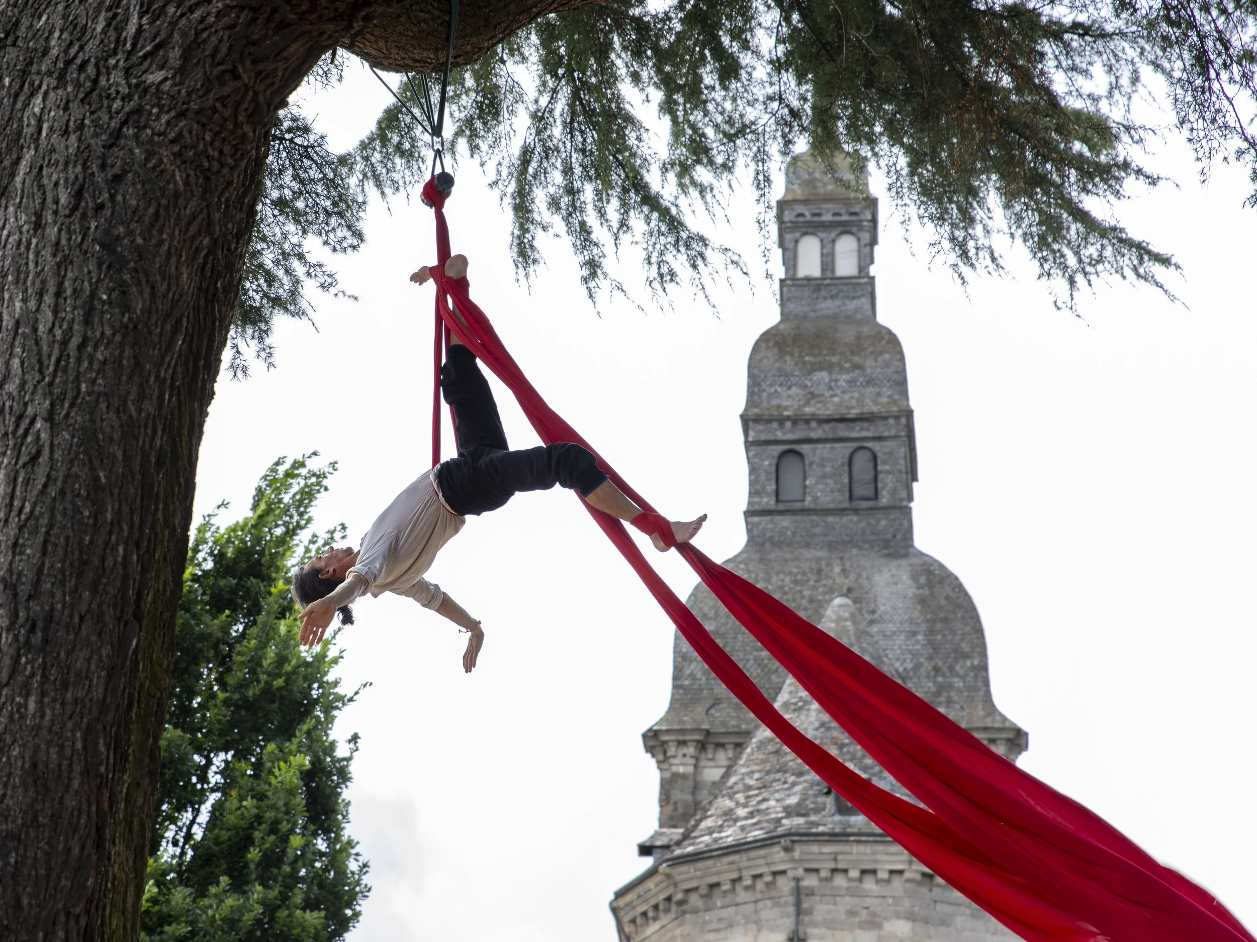 photo_fête_des_remparts_spectacle_acrobate_voile_rouge_dinan_bretagne_lisa_gouillet_photographe.jpg