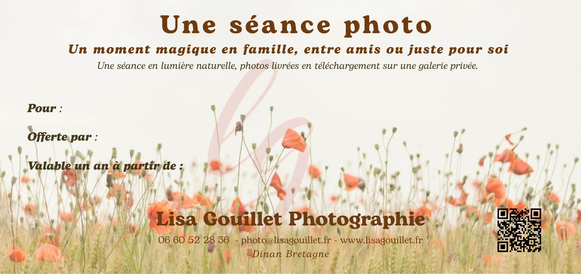 Une carte cadeau pour des séances photo, avec un fond de fleurs de coquelicots orange. Texte en français annonçant l'offre, le nom de la photographe Lisa Gouillet, ses coordonnées, et un QR code en coin inférieur droit.