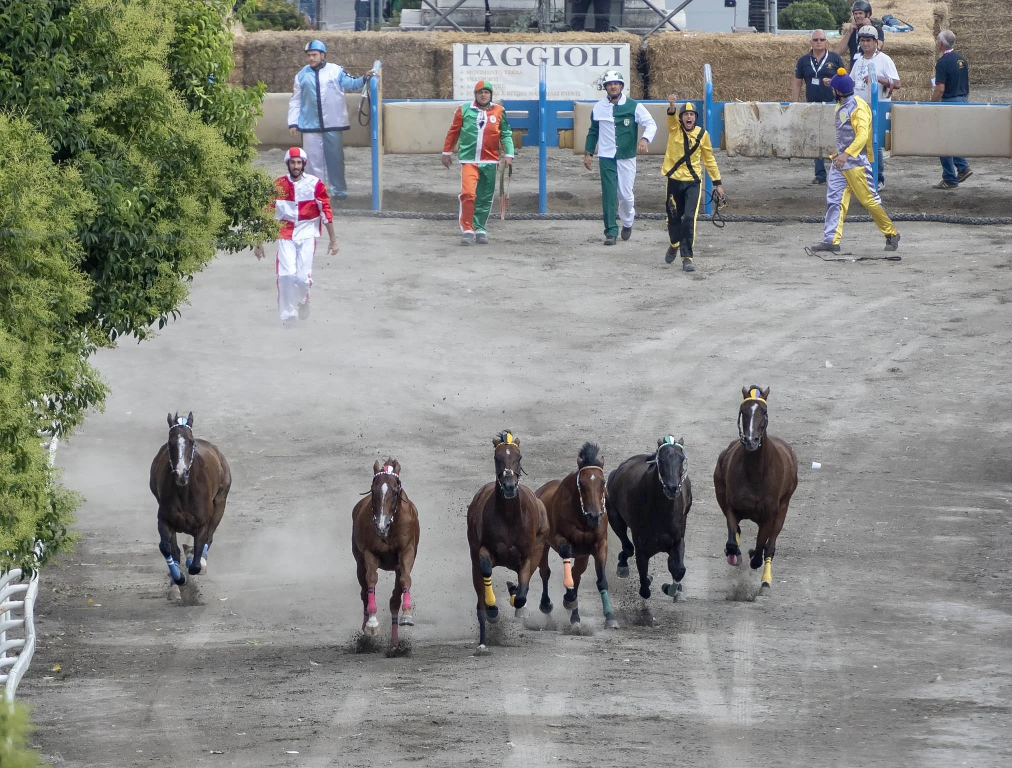 Le corse a vuoto di Ronciglione, la partenza dei cavalli scossi dal vento, Palio di S.Bartolomeo.