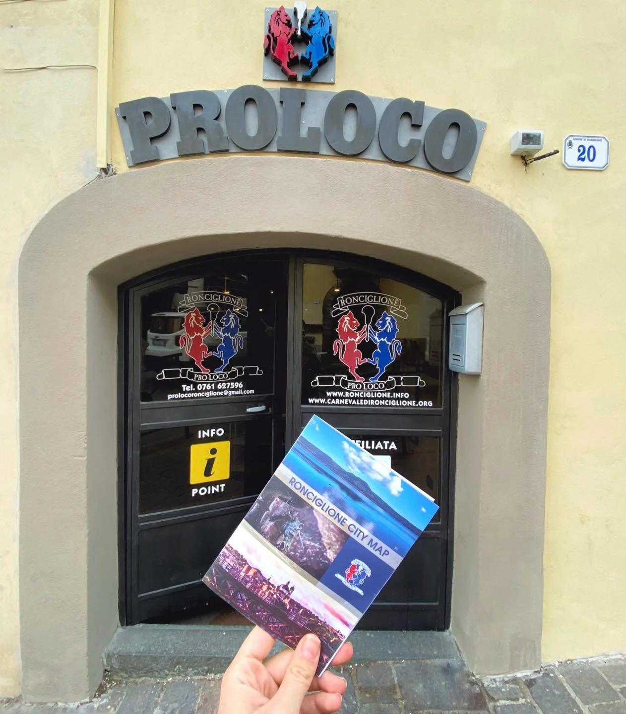 Ingresso sede Pro Loco con per promuovere la  Citymap della città di Ronciglione.