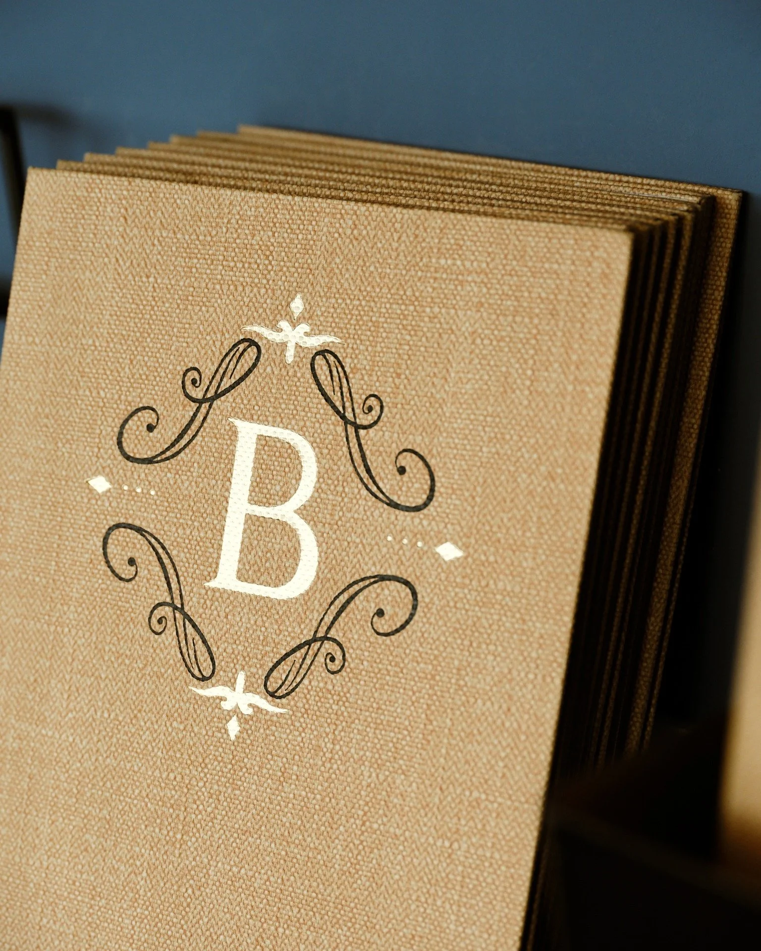 L&rsquo;&eacute;l&eacute;gance commence d&egrave;s la carte.

🍴

#BaroccoSixFours #Ambiance #DolceVita #CuisineAuthentique