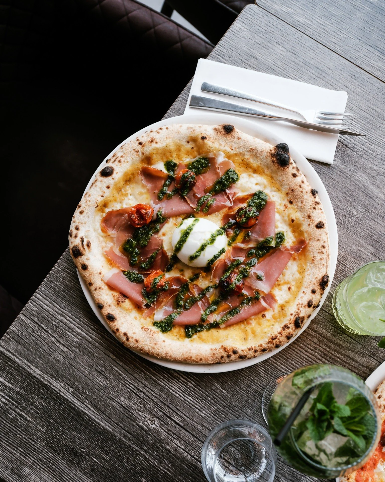 L&rsquo;&eacute;quilibre parfait entre croustillant, fondant et fra&icirc;cheur.

Pizze Parma : sauce tomate jaune, fior di latte, tomates cerises r&ocirc;ties, jambon de parme, pesto et burrata

#BaroccoSixFours #CuisineItalienne #SaveursAuthentique