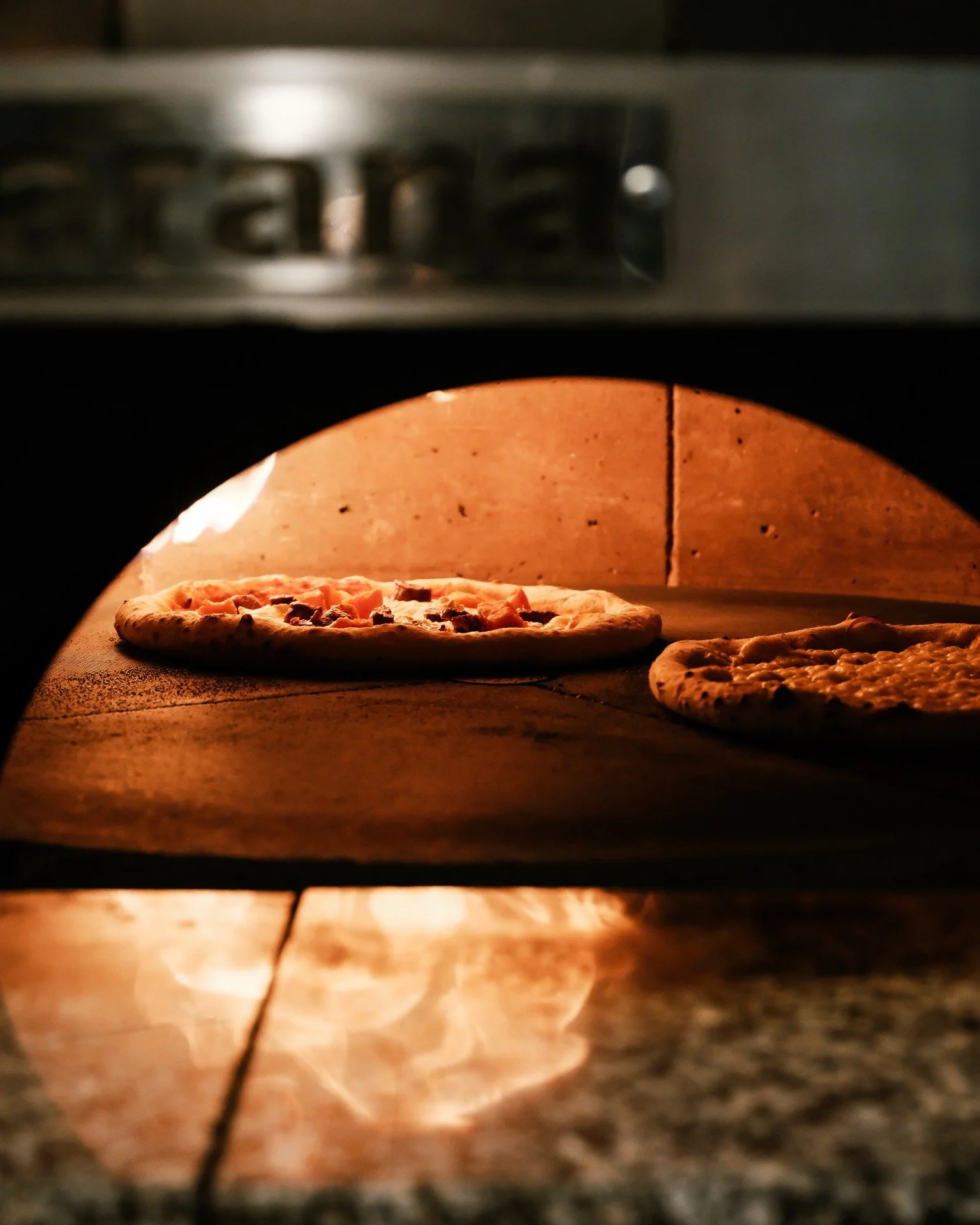 La cuisson parfaite,

sans compromis.

❤️&zwj;🔥

#BaroccoSixFours #PizzaMaison #CuisineAuthentique