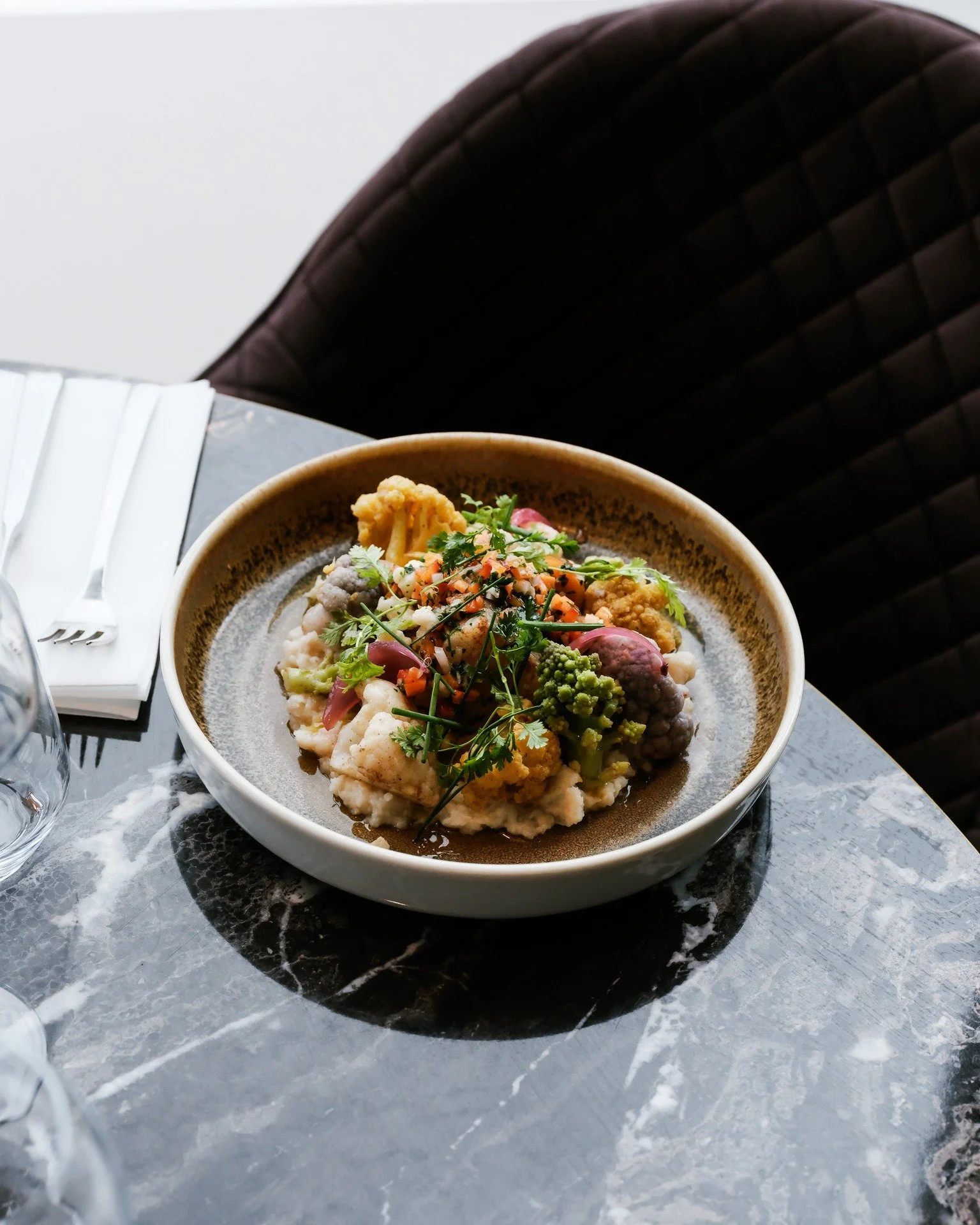Une assiette inspir&eacute;e,
entre Italie et M&eacute;diterran&eacute;e.

Dos de cabillaud : pur&eacute;e de chou fleur au beurre noisette, sommit&eacute;s de choux r&ocirc;tis, salade de jeunes pousses

#BaroccoSixFours #CuisineAuthentique #DolceVi