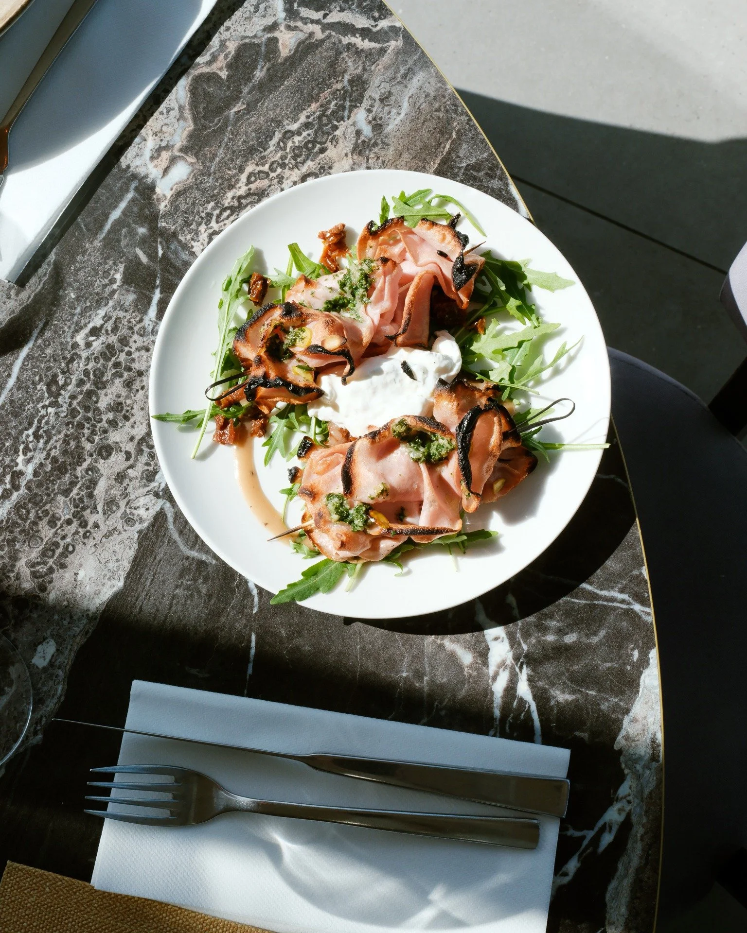 Mortadelle grill&eacute;e 
beurre persill&eacute;, straciatella

🧡

#sixfours #sud #terrasse #restaurant