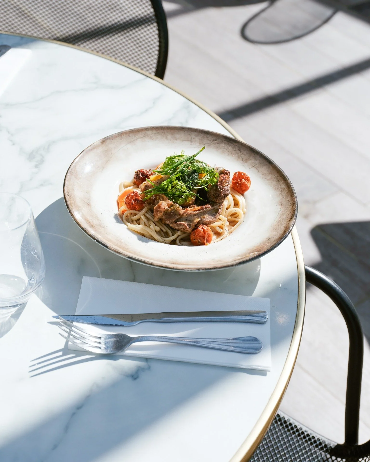 Osso bucco du Barocco, servi avec des linguinis glac&eacute;s au jus.

Un plat g&eacute;n&eacute;reux, comme on les aime.
❤️

#ossobuco #restaurant #cuisine #sixfours