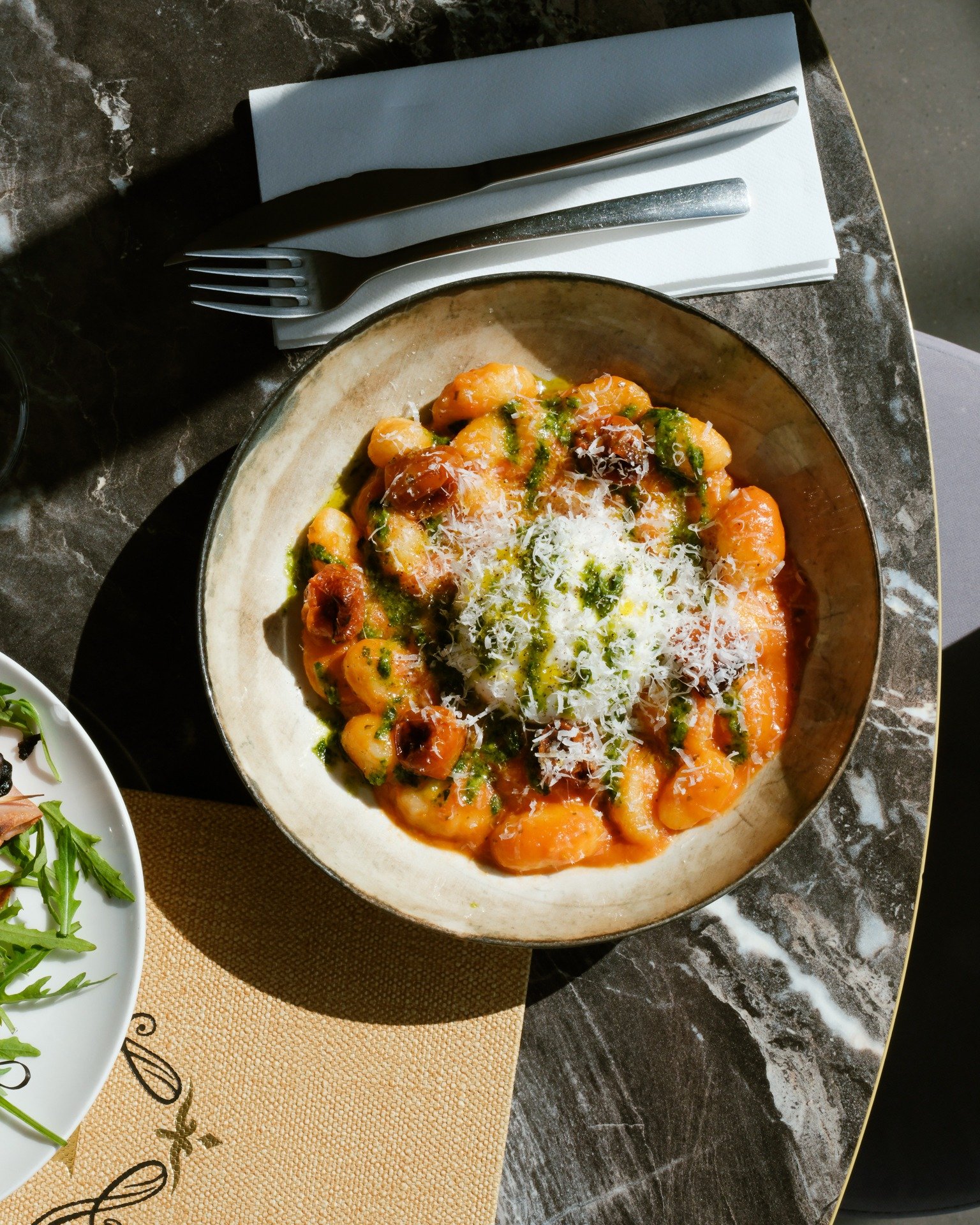 Gnocchis sorrentina 🫶🏻
sauce tomate-basilic, burrata 

#restaurant #atable #foodtime #sixfours #vuemer #barocco
