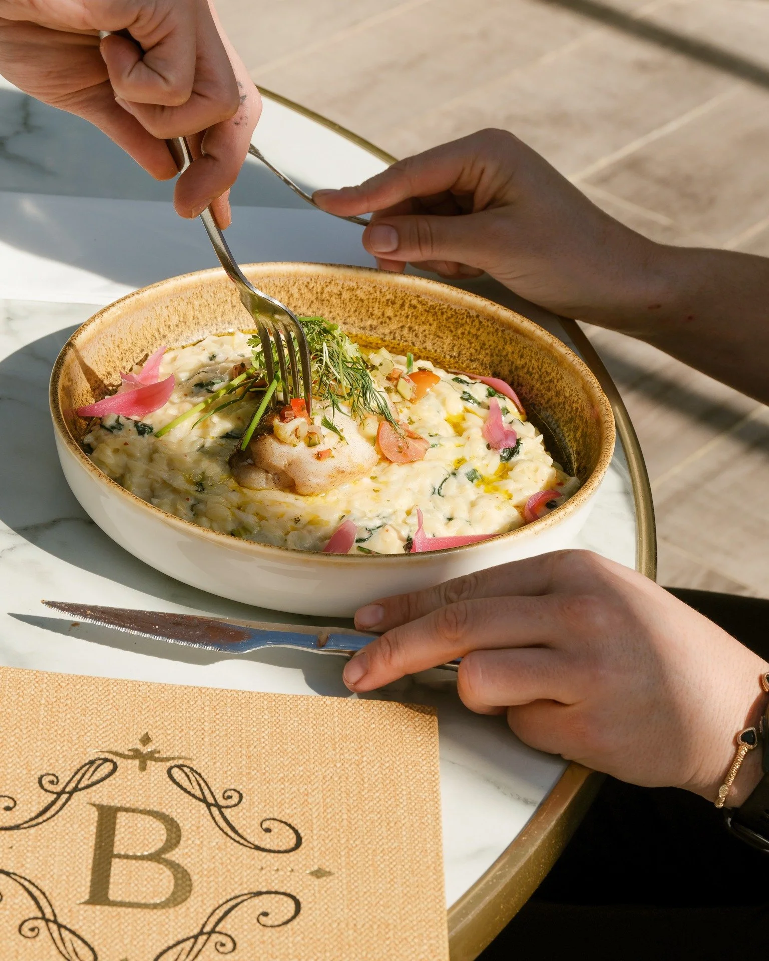 Dos de cabillaud ❤️
risotto d&rsquo;orzo, fondue de poireaux, salade de jeunes pousses

Une assiette g&eacute;n&eacute;reuse, faite avec des produits frais.

#restaurant #atable #foodtime #sixfours #vuemer #barocco