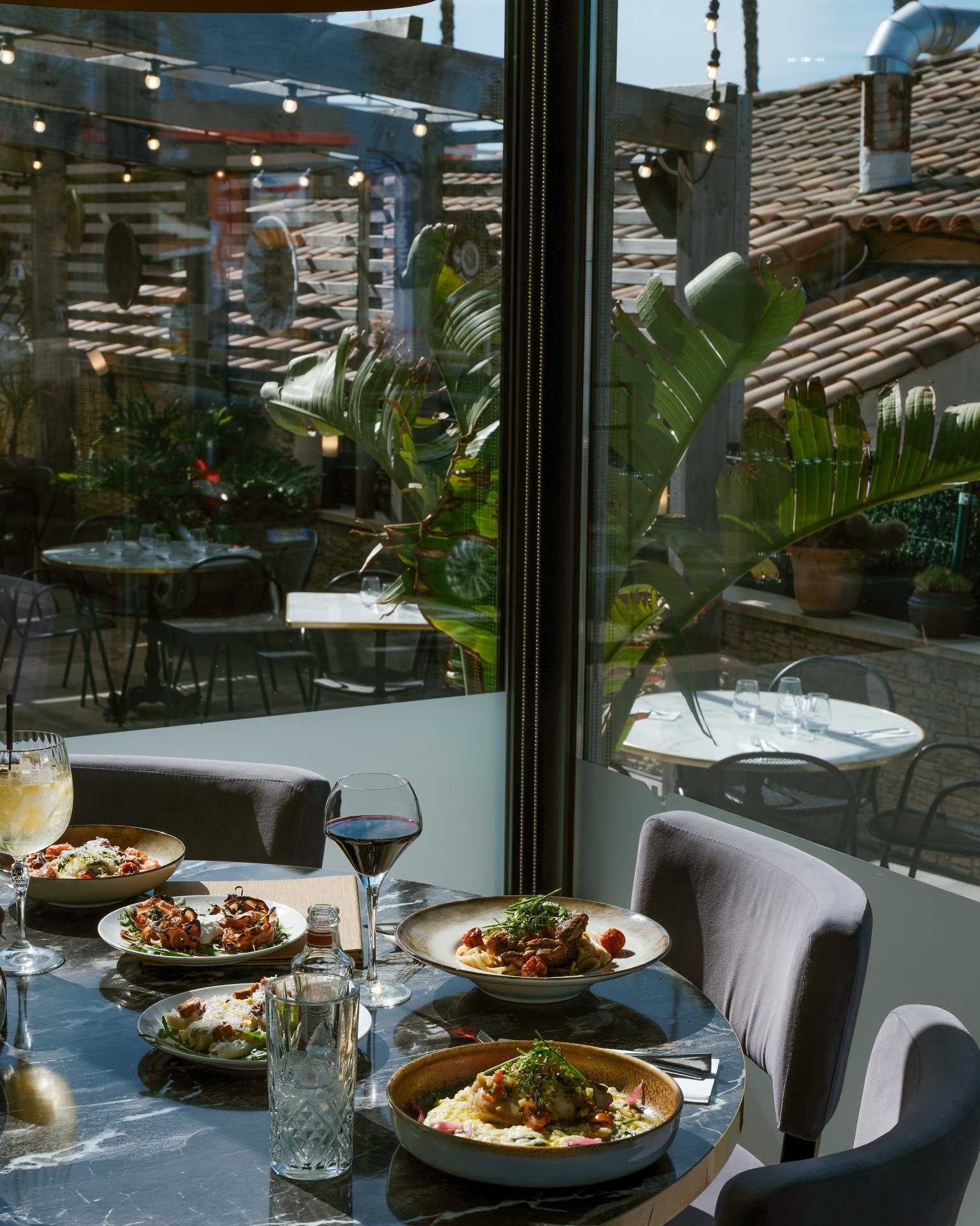 La table se remplit, le service commence.

#restaurant #atable #foodtime  #sixfours #vuemer #barocco