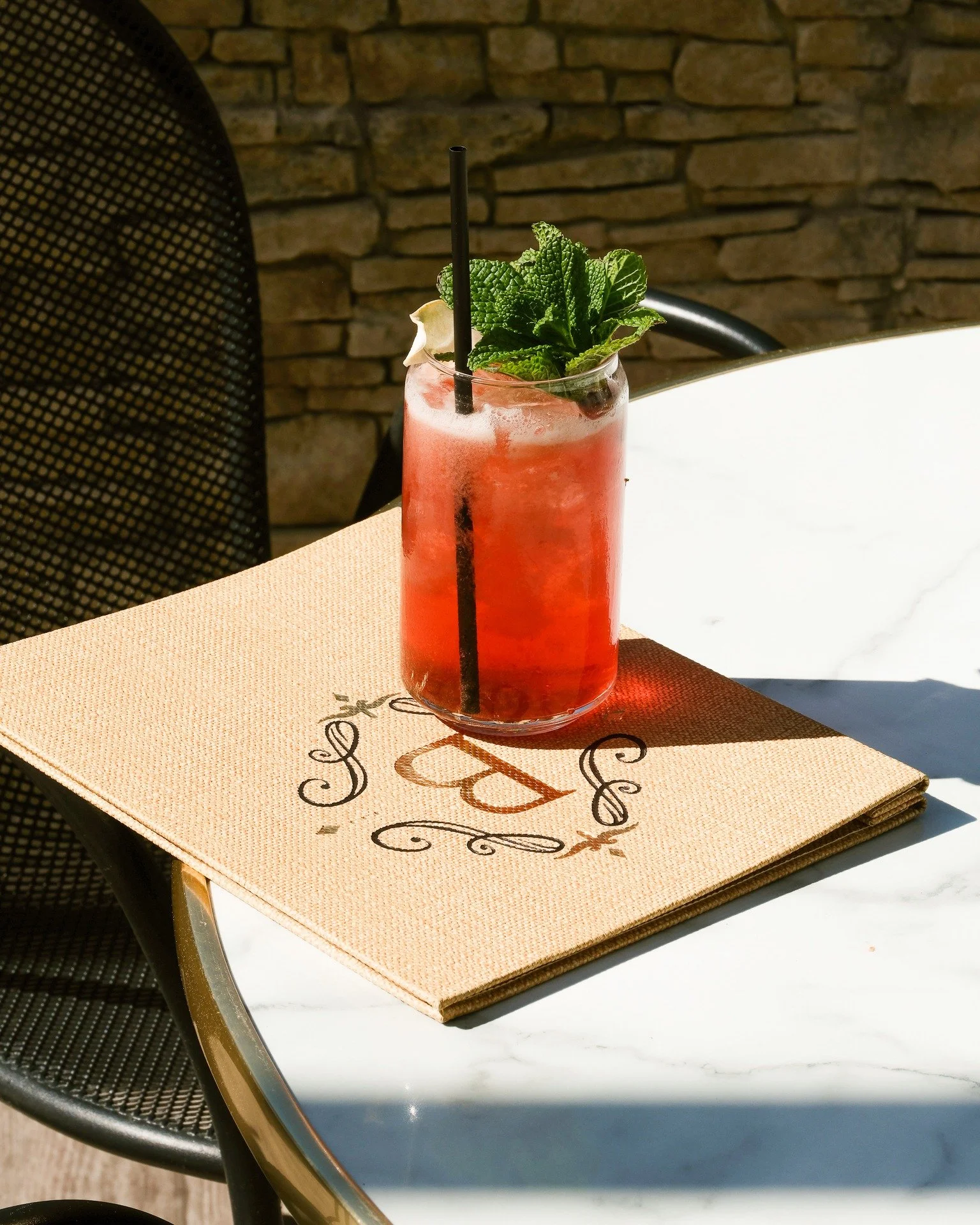 Un cocktail fruit&eacute;, &agrave; boire tranquillement 🍸

#cocktail #drink #instabar #sixfours #vuemer #barocco