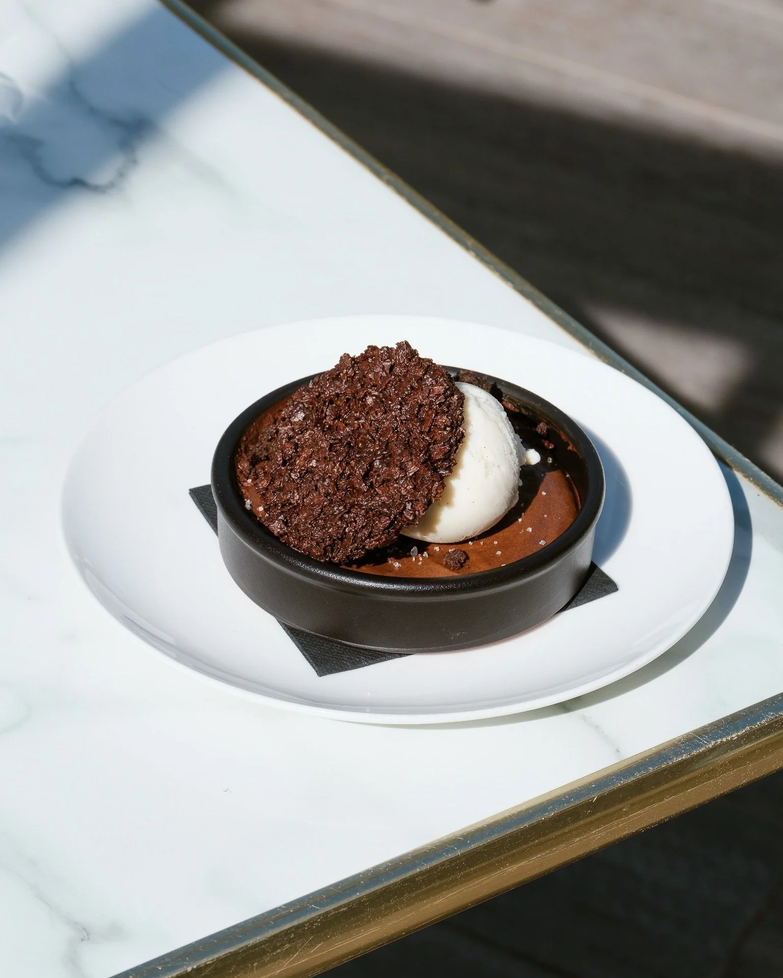 Chocolat intense et glace qui fond doucement au soleil.

Un dessert comme on les aime.
👌🏻

#chocolat #gourmandise #food  #sixfours #vuemer #barocco