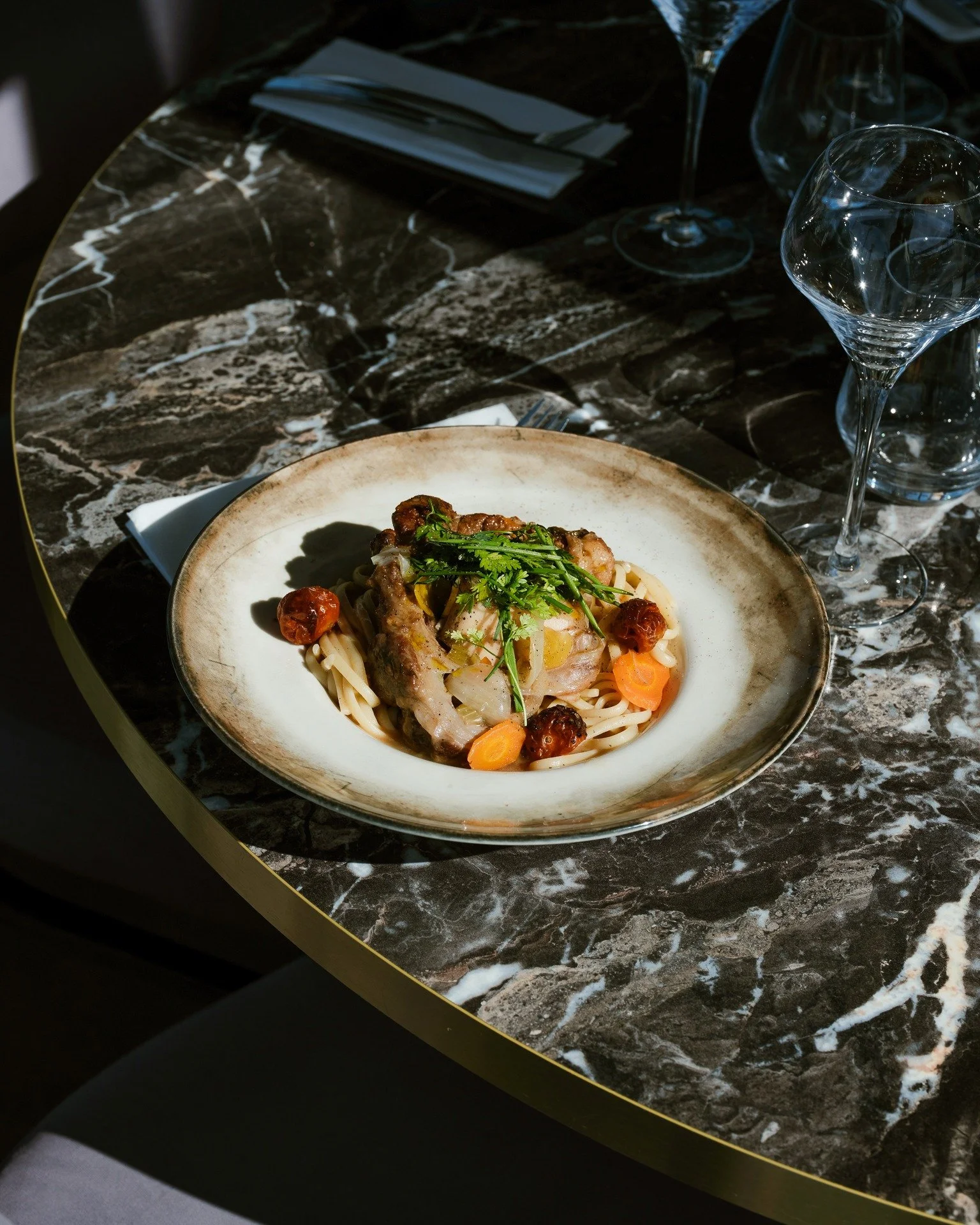 Un d&eacute;jeuner qui prend son temps, 
simplement.

Osso bucco du barocco : linguinis glac&eacute;s au jus. 

#food  #sixfours #vuemer #barocco