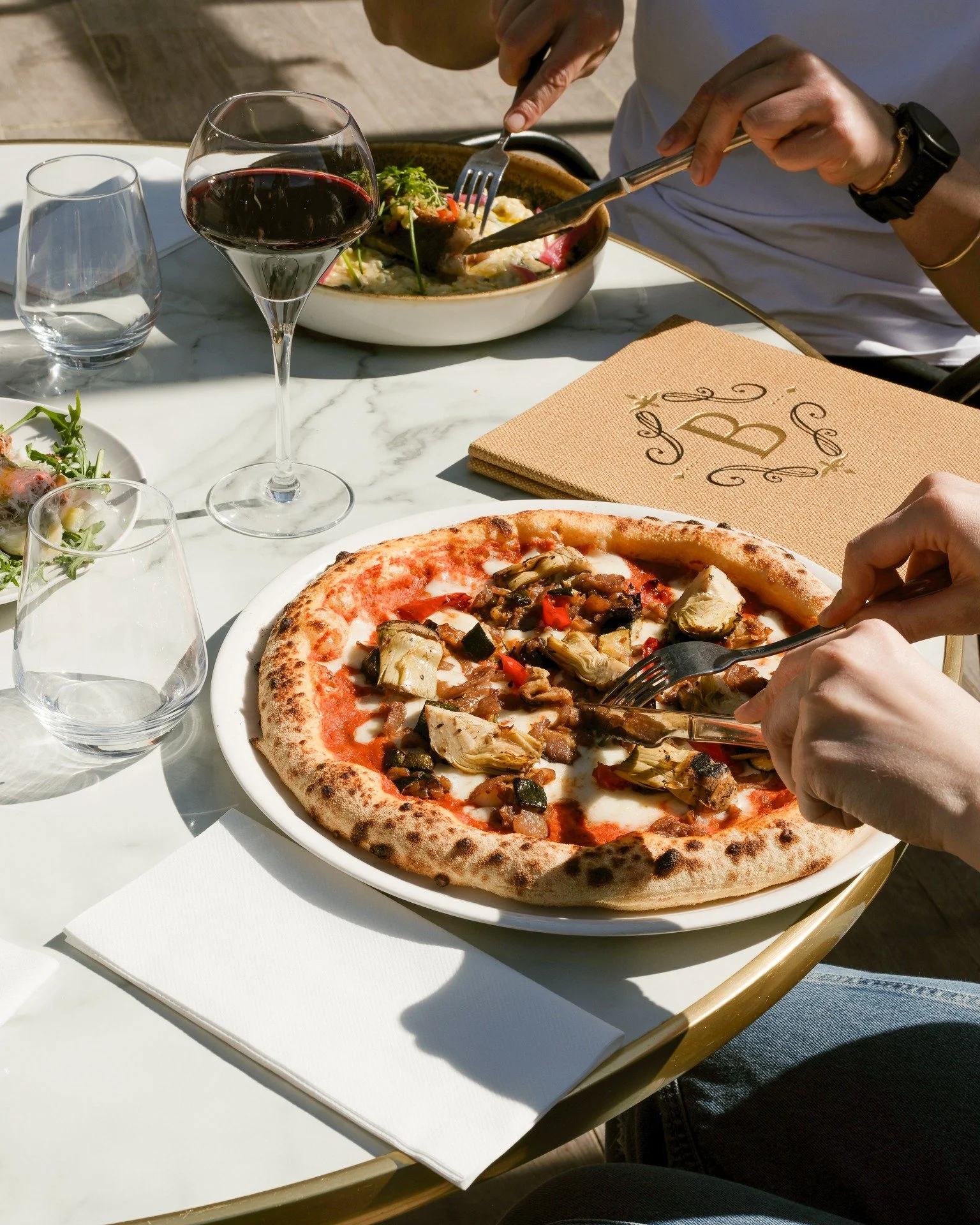 Le soleil, la chaleur, et une pizza au centre de la table.

Vegetariano : sauce tomate, fior di latte, artichauts, poivrons, courgettes, aubergines et pesto

#cuisine #sud #restaurant