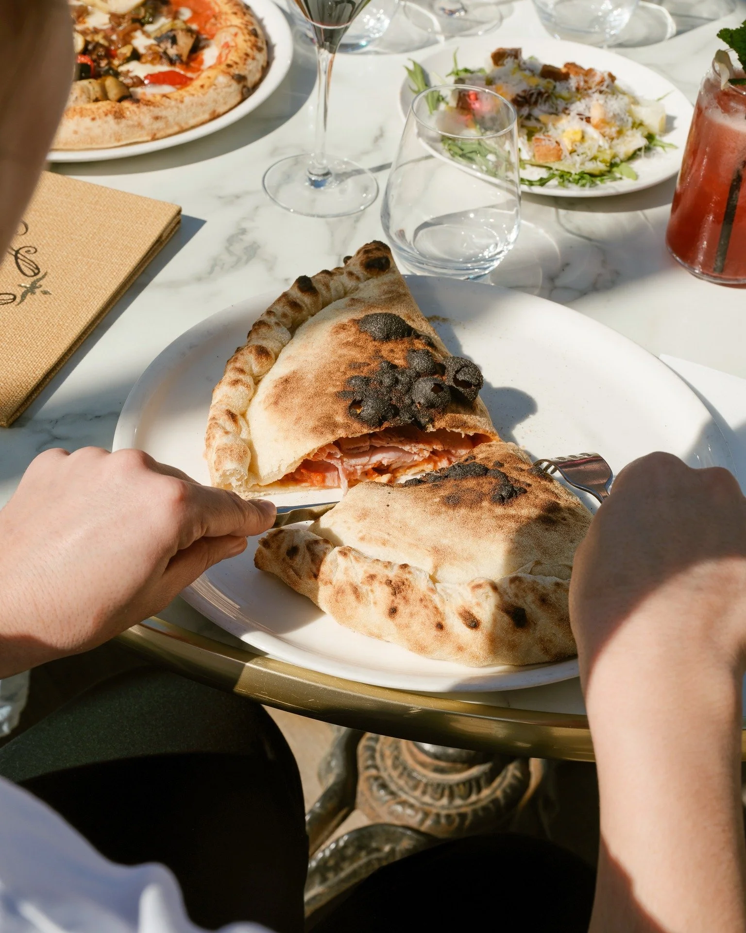 &Ccedil;a se partage sans r&eacute;fl&eacute;chir.

🍕

Calzone : Sauce tomate, fior di latte, champignons bruns, jambon blanc et oeuf.

#cuisine #sud #sixfours #barocco