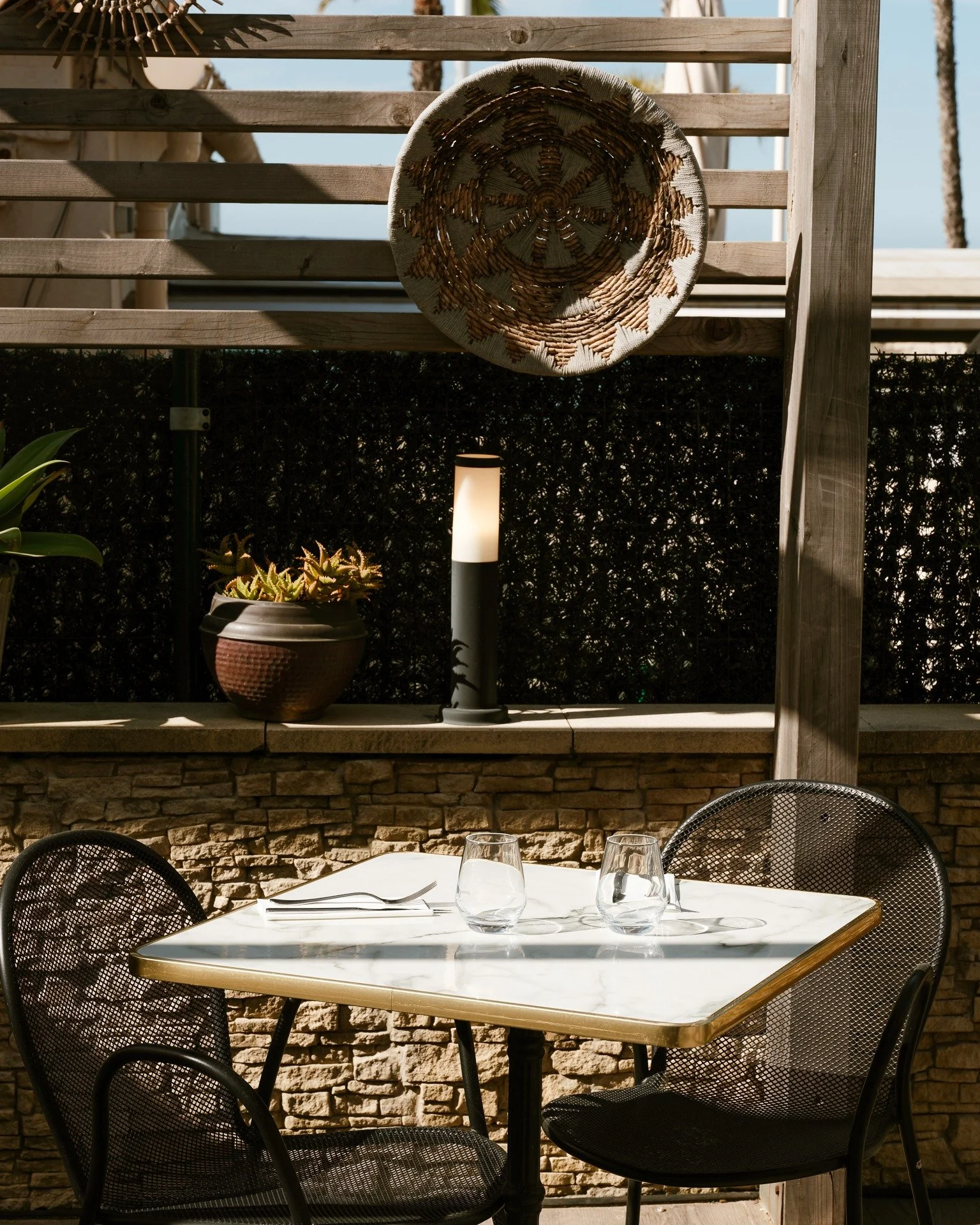 Le cadre fait partie du repas.

Les beaux jours reviennent au Barocco 🌞

#restaurant #ambiance #sud #terrasse #barocco