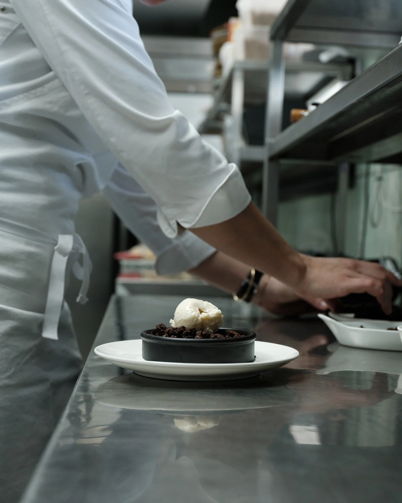 Dernier geste avant la salle.

Mousse au chocolat : fleur de sel, copeaux de chocolat et crumble cacao. 

#dessert #cuisine #restaurant #barocco