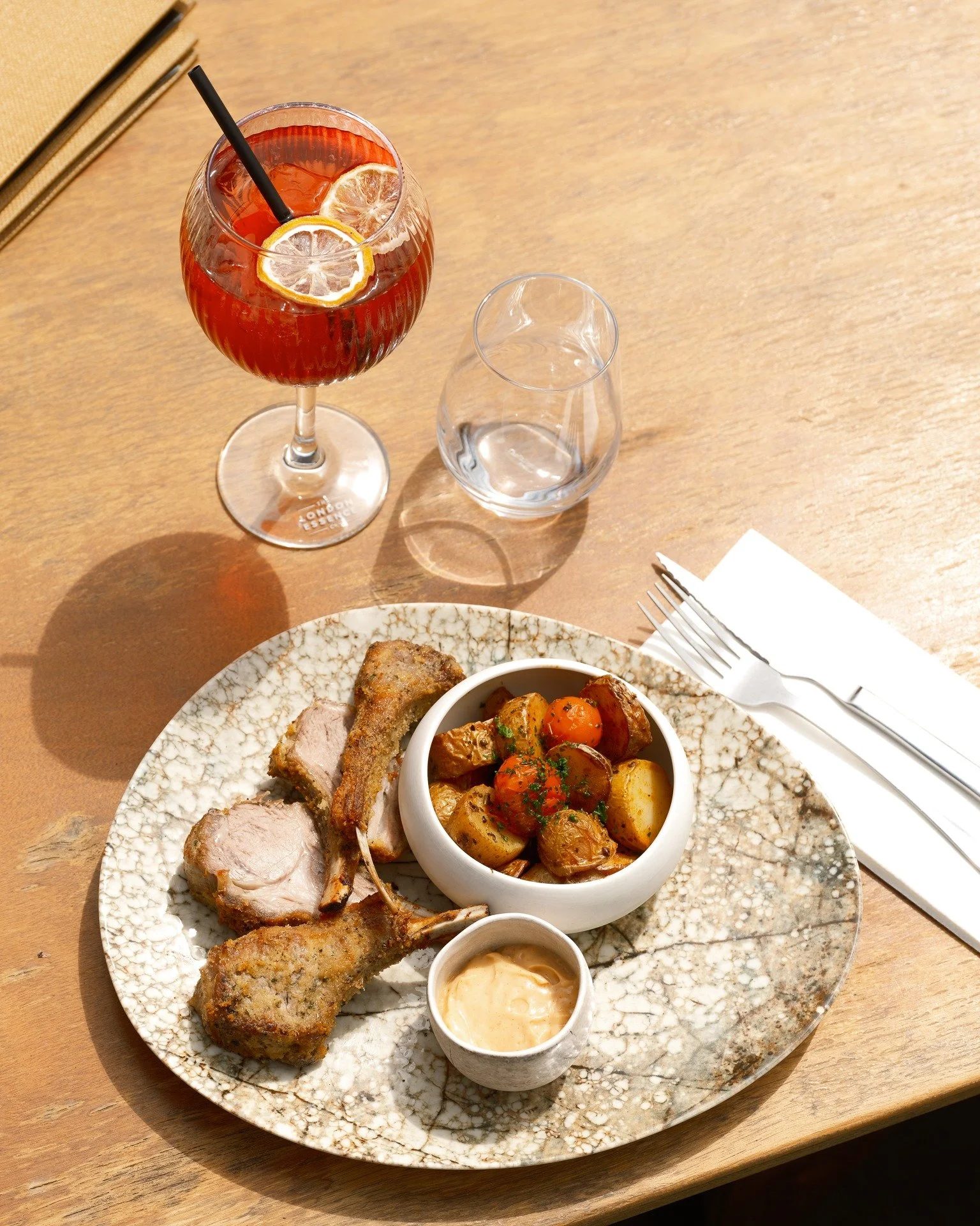 Le soleil, une belle assiette,
et le plaisir de prendre son temps.

✨

Carr&eacute; d&rsquo;agneau en cro&ucirc;te : 
pomme de terre r&ocirc;ties, mayonnaise ail-paprika

#food #restaurant #sud #barocco