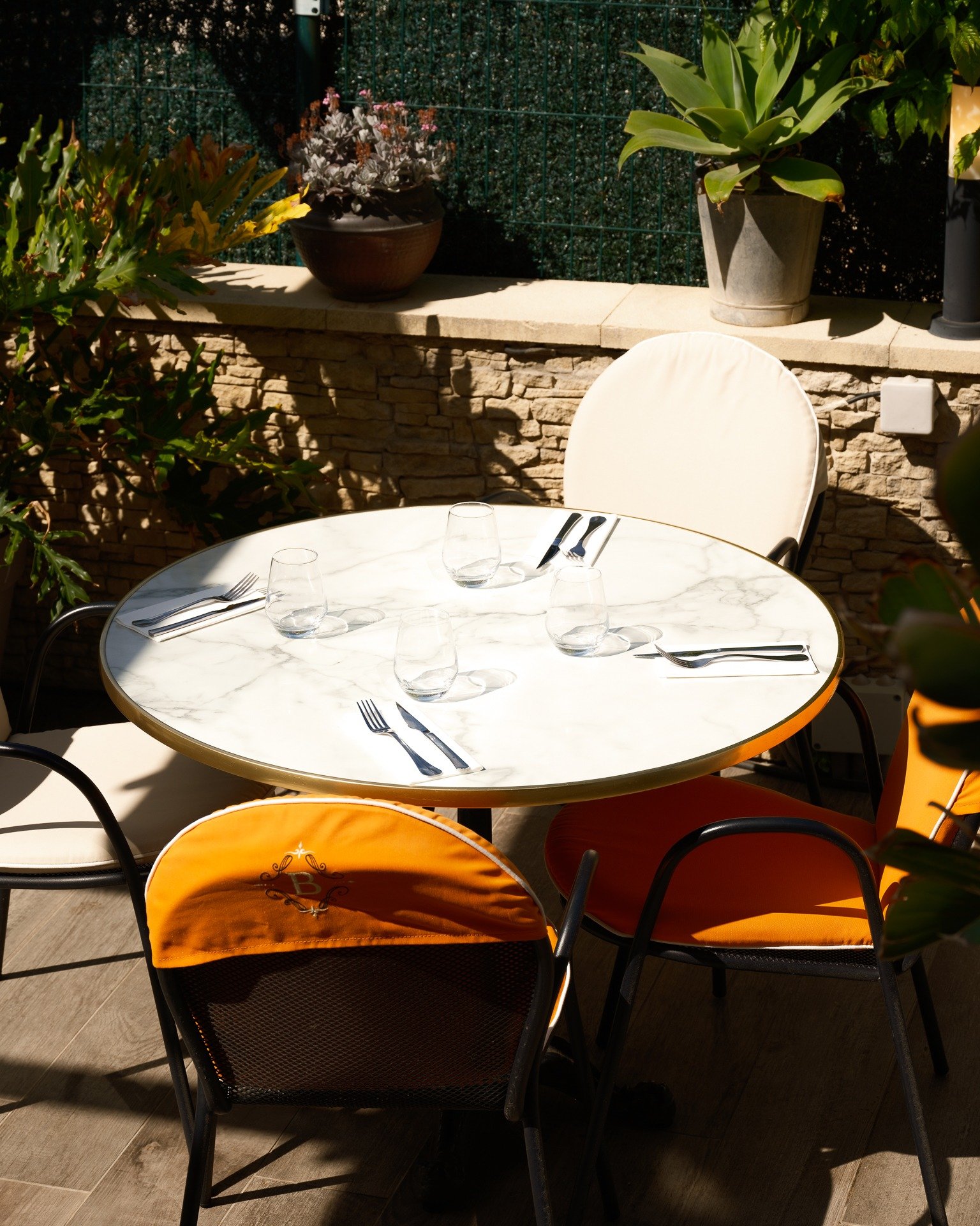 Une table pr&ecirc;te &agrave; accueillir le d&eacute;jeuner,

au soleil, au Barocco.

🌞

#terrasse #restaurant #lifestyle #barocco