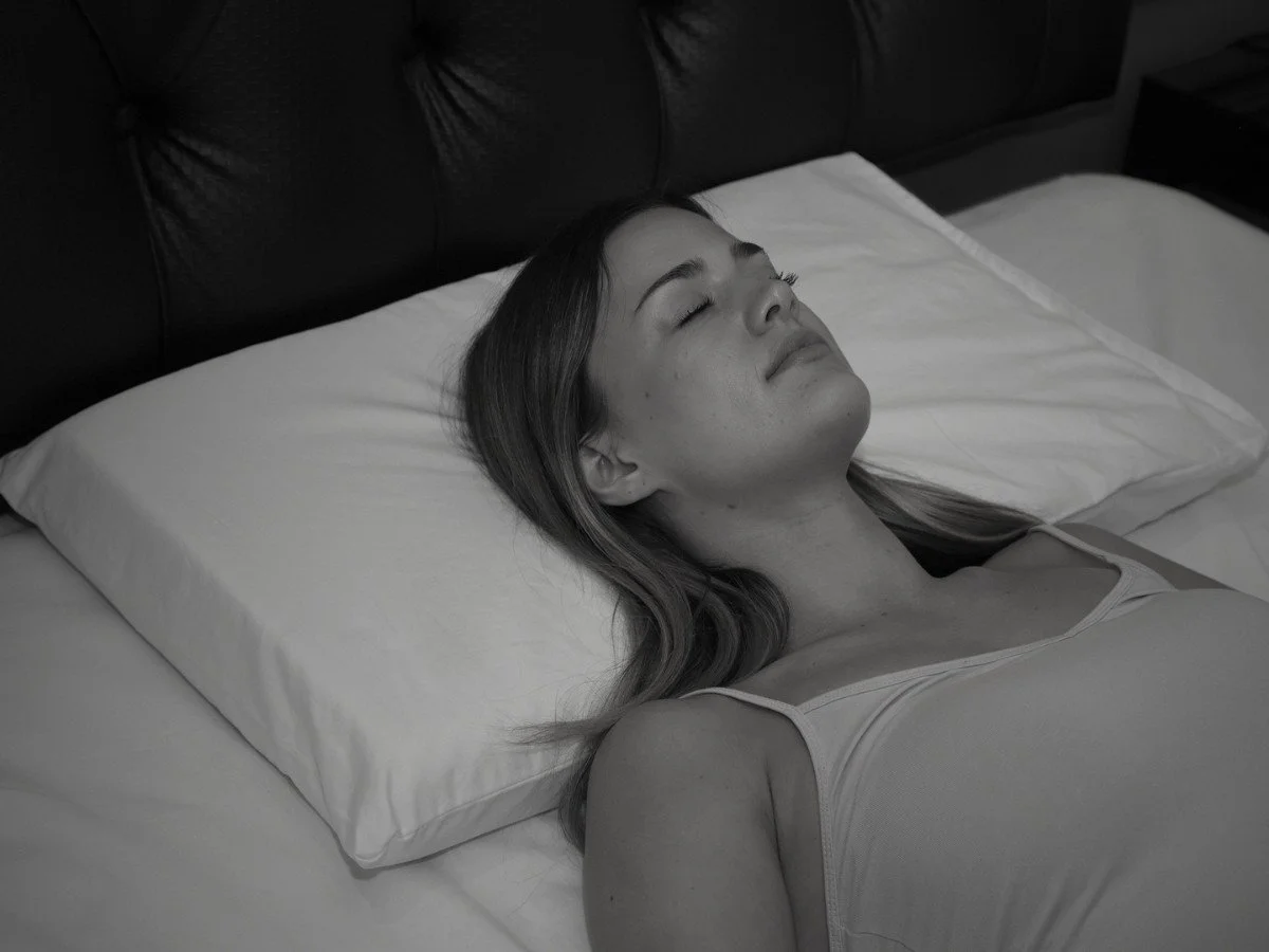 Woman sleeping on her back with her head resting on an adjustable pillow set to an appropriate height