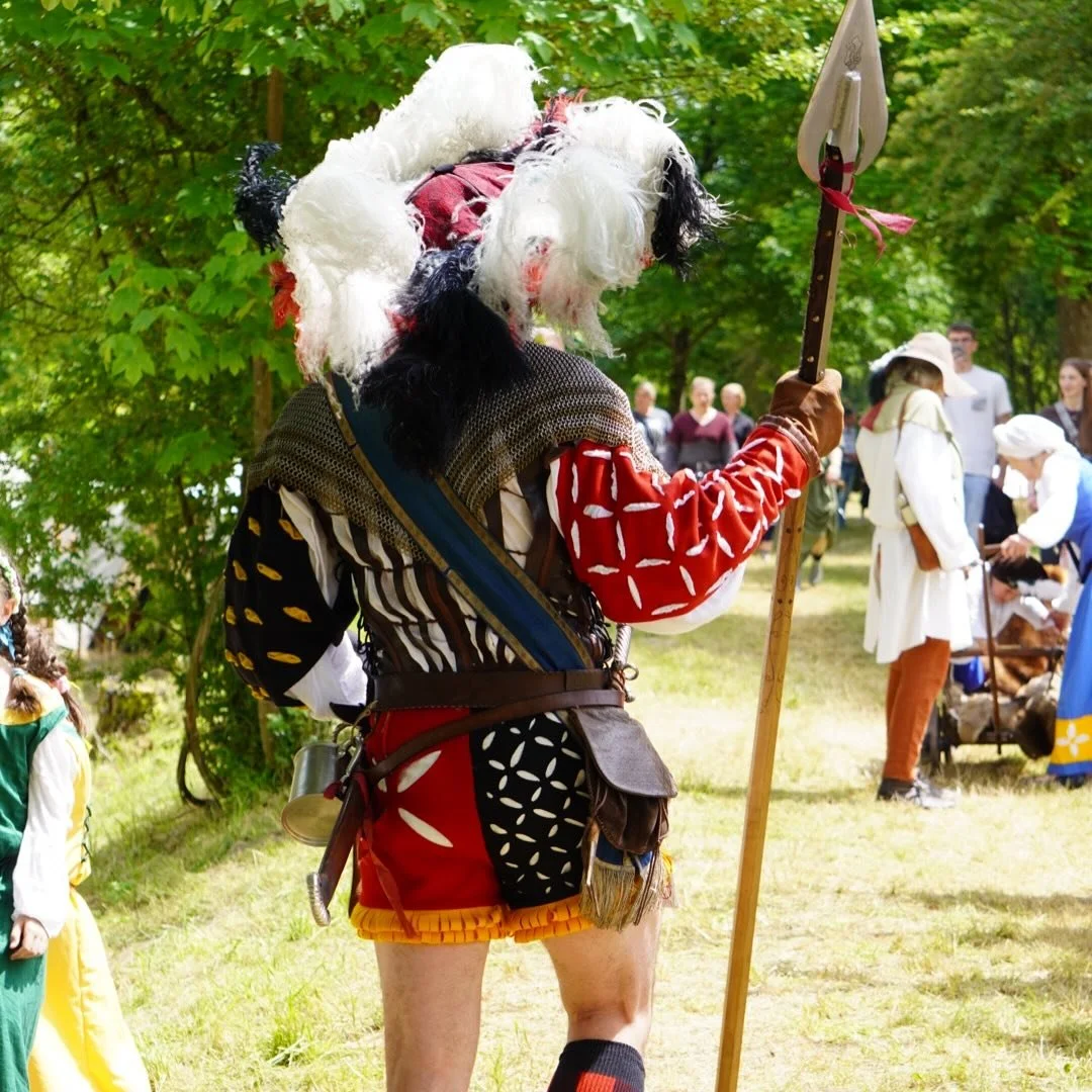 In gro&szlig;en Schritten geht es in Richtung Neuburger Schlossfest. Nat&uuml;rlich nicht nur wir, sondern ganz Neuburg a.d. Donau, die Region und alle Fans drehen vor Vorfreude im Rad. 🤩

Stressige Zeit f&uuml;r unseren Hauptmann und Waibel den - m