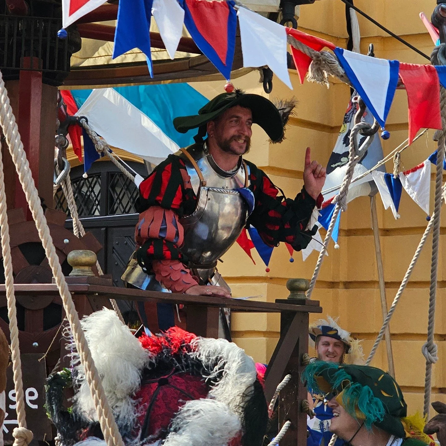 Was treibt der F&auml;hnrich da auf dem Neuburger Schlossfest? 🐓

Ein Ausruf? Eine Lobesrede &uuml;ber die frommen Landsknechte des F&auml;hnleins? Stiftet er zum Aufruhr an? Oder macht das F&auml;hnlein groben Unfug (wof&uuml;r bei so einem diszipl