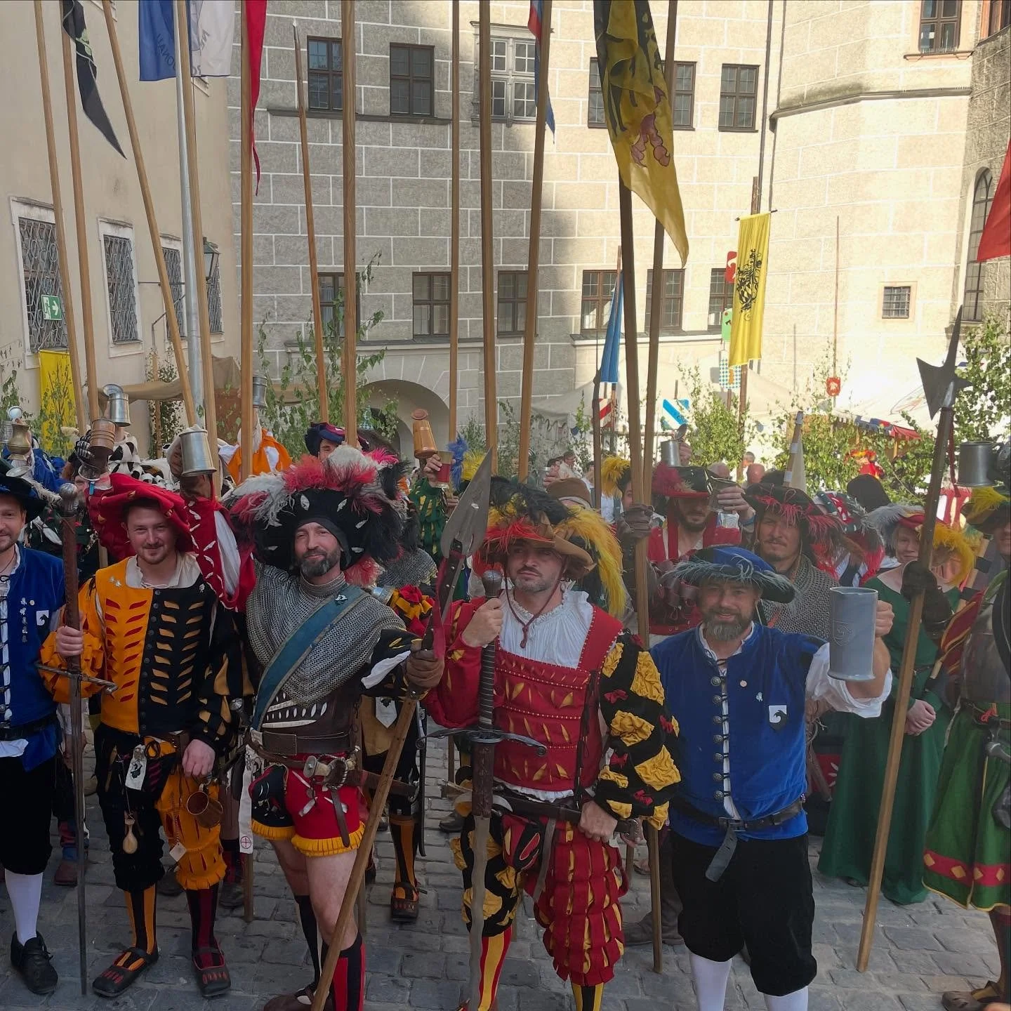 Auch auf dem Schlossfest geh&ouml;ren &quot;&Uuml;berf&auml;lle&quot; zu festen Repertoire unseres F&auml;hnleins. Historisch gewachsen ist dabei jedoch in den letzten Jahren, dass wir den Wirtsleuten auch ein geb&uuml;hrendes St&auml;ndchen f&uuml;r