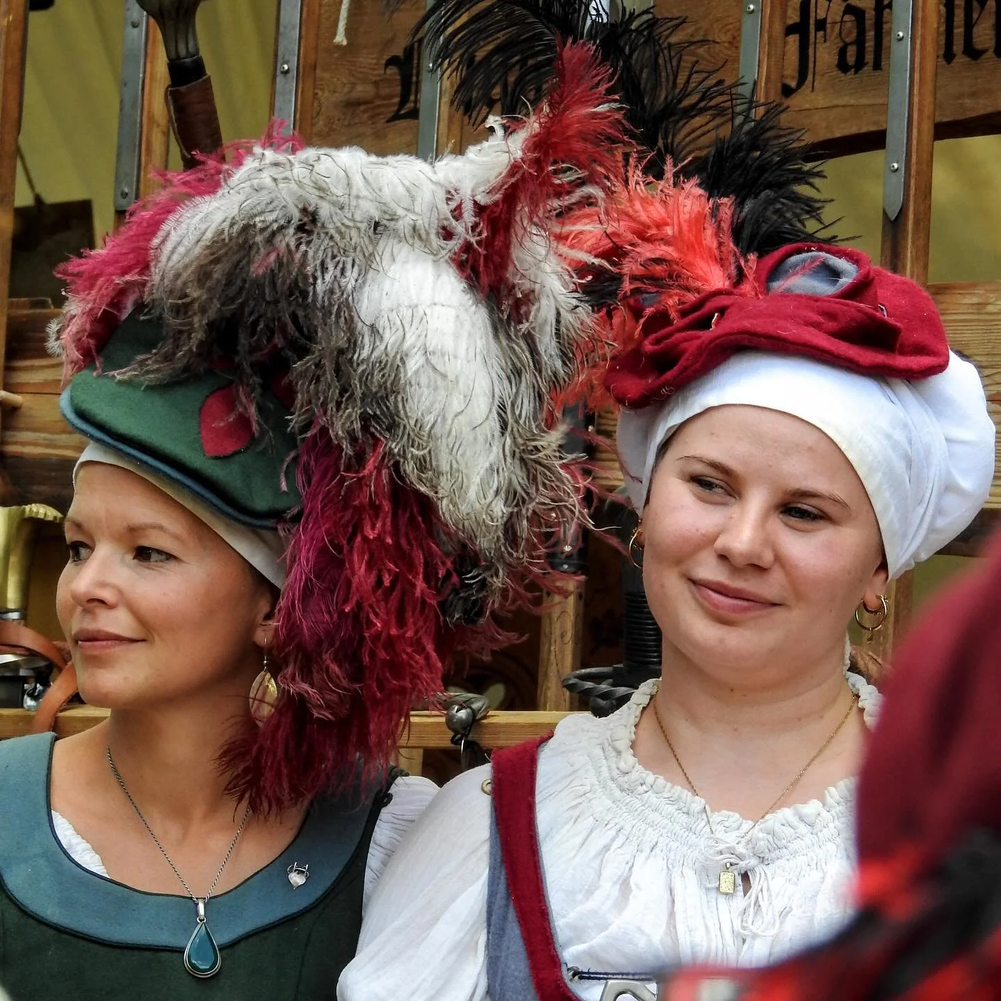 Fr&uuml;her haben die Trossfrauen die Landsknechte - im Tross - begleitet und damit das R&uuml;ckgrat des Heeres gebildet. 🛡️

Bei uns im F&auml;hnlein sind die Trossfrauen eher ganz vorne mit dabei und mischen den Haufen auf &ndash; ganz wie diese 