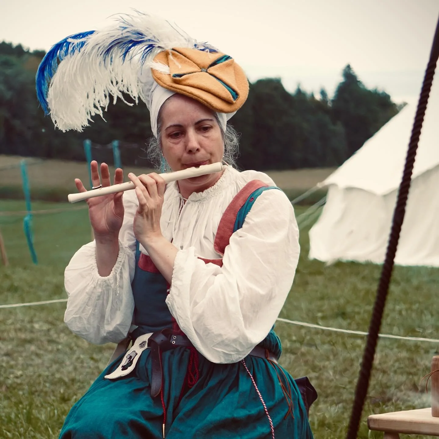Diese Woche melden wir uns mal mit einem beruhigendem Foto! ☺️ Titel: Eine Fl&ouml;tenspielerin &uuml;bt ihre Melodie f&uuml;r den anstehenden Marsch. 🫡

Wie ihr ja mitbekommen habt, waren wir auf der Suche nach musikalischen Knechten und Trossfraue