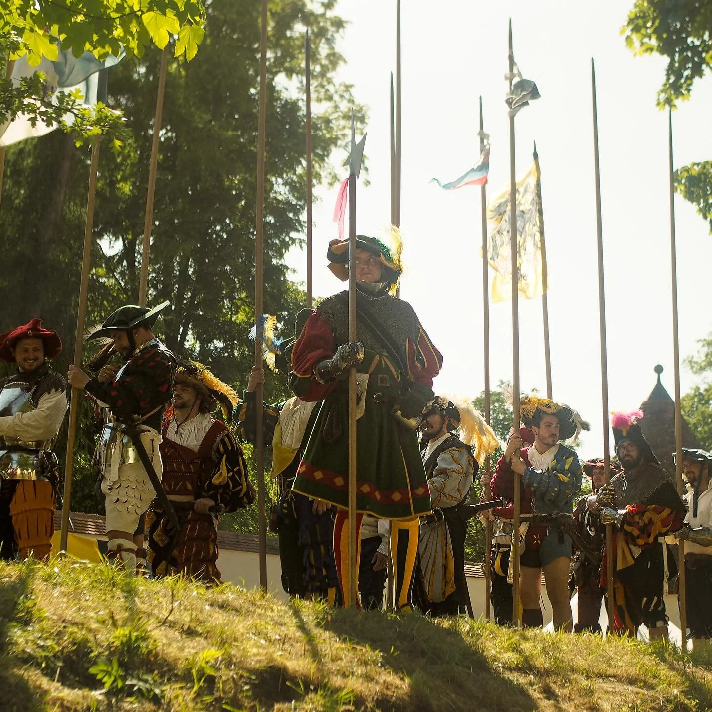 Das F&auml;hnlein steht bereit und wartet auf den Befehl zum Marsch. Geduldig und wachsam schwenkt das Auge des Waibls zwischen Hauptmann und den Landsknechten. 👁️

Steht die Formation? Gibt es Nachz&uuml;gler? M&ouml;chte sich jemand dr&uuml;cken? 