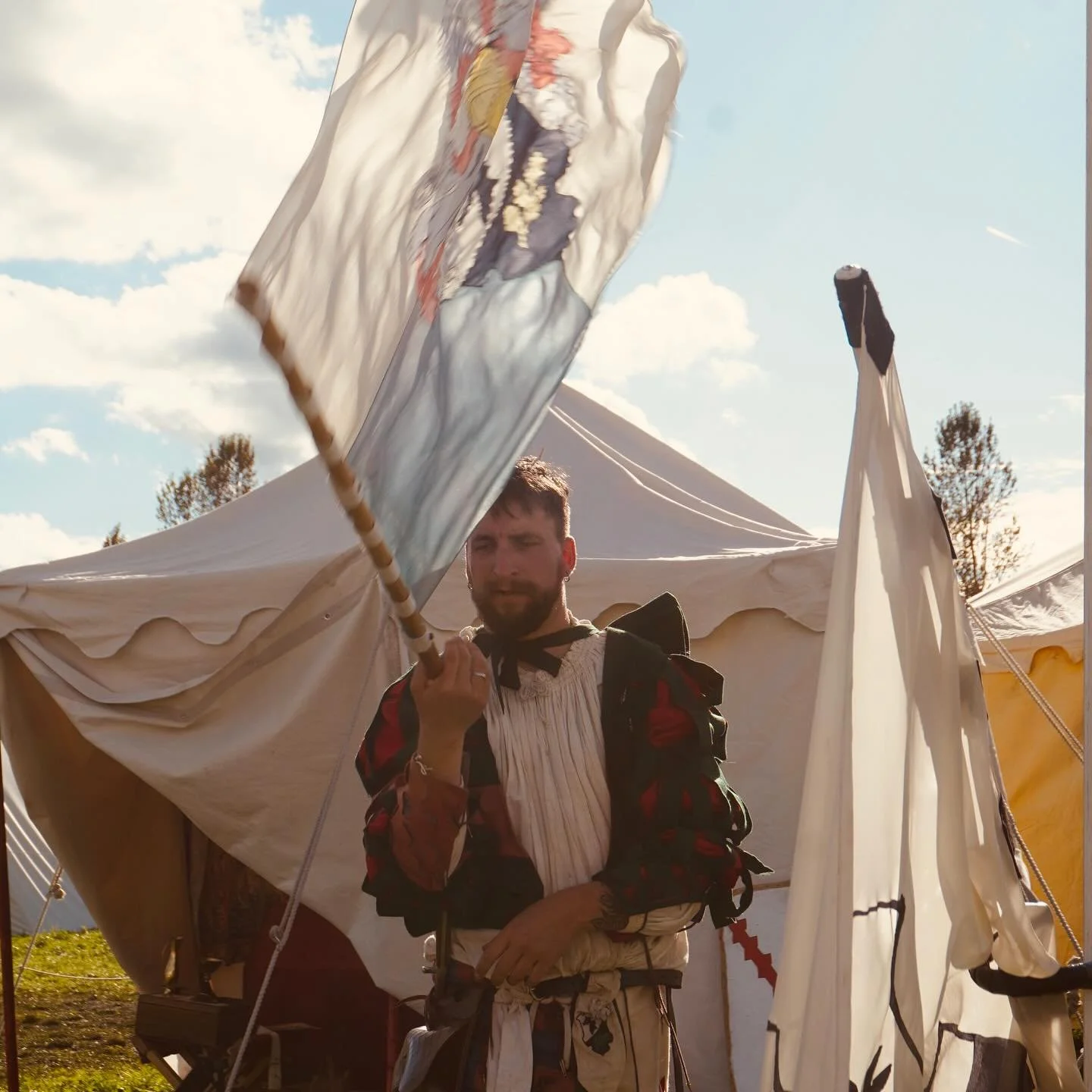 Normalerweise werden bei uns im F&auml;hnlein keine Fahnen wild gewirbelt oder in die Luft geworfen .. 🌪️

&hellip; unser F&auml;hnrich auf Abwegen 🤔😂

📸 by Nicole

.
.
.

#landsknecht #landsknechte #landsknechts #schlossfest #neuburgerschlossfes