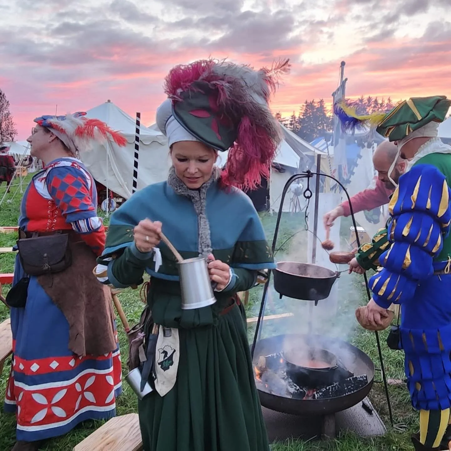 Die Verpflegung des F&auml;hnleins ist von oberster Wichtigkeit. Unsere Sudler bekochen Landsknechte und Tross um alle bei Laune und Kampfkraft zu halten. 🥘

In Erkheim wurden wir bei der Verteilung der Rationen von einem wunderbaren Sonnenuntergang