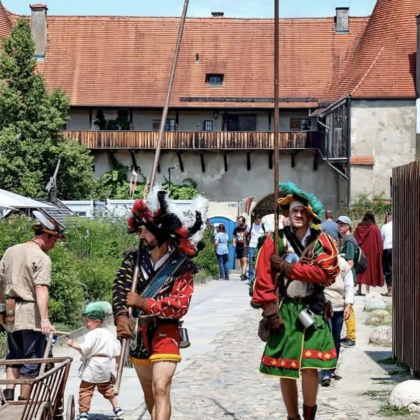 Im Juli diesen Jahres gab es eine kleine Ausw&auml;rtsfahrt auf das Burgfest Burghausen. 🏰

&Uuml;berw&auml;ltigt von den Eindr&uuml;cken und der Herzlichkeit, wurden unsere Befehlsleut gleich auf den Boden der Tatsachen zur&uuml;ck geholt: Spie&szl