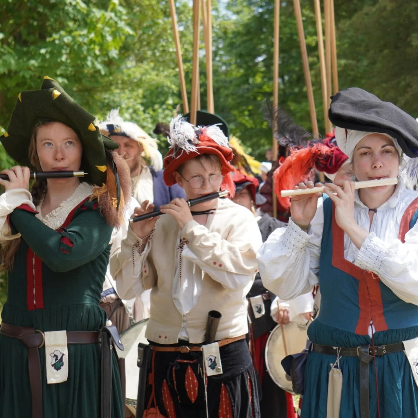 Im Mai diesen Jahres war es endlich so weit. Wir konnten zum ersten Mal unsere Erweiterung &bdquo;des Spiels&ldquo; pr&auml;sentieren. 🥁🪈

Neben Trommeln marschieren wir nun auch mit Fl&ouml;tenspiel. Teilweise schon ein surreales Gef&uuml;hl wie d