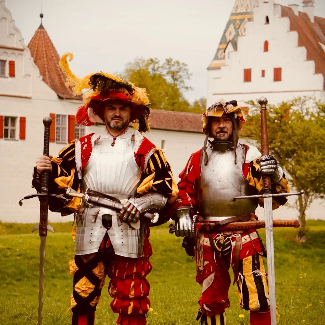 Doppels&ouml;ldner zeichnen sich in der Regel durch aufwendigere Gewandung, bessere R&uuml;stung und Bewaffnung aus. 

Am einfachsten konnte der ambitionierte Knecht das nat&uuml;rlich durch das eigen gestellte R&uuml;stzeug sowie  Bewaffnung zeigen.