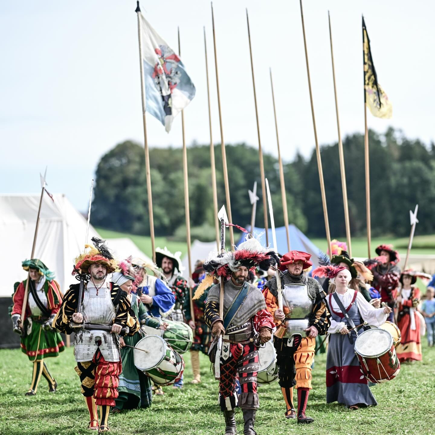 Das Jahr neigt sich dem Ende und wir verbinden es mit vielen gro&szlig;artigen Momenten und Veranstaltungen. Einige wunderbare Fotos hat uns Alwin Zwibel nach Anno 1525 in Erkheim zukommen lassen. 🎁

In dem Sinne w&uuml;nschen wir euch ganz viel Lie