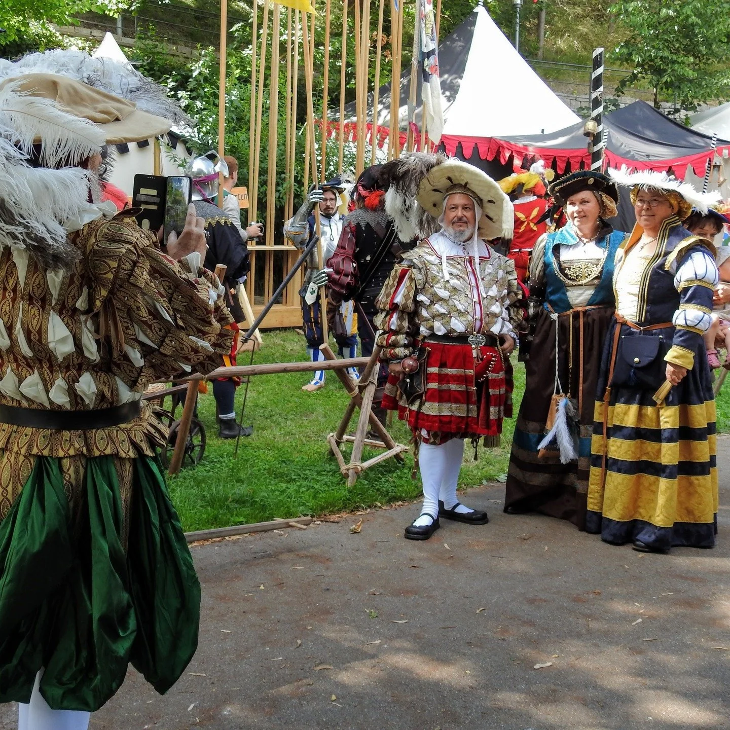 Ein gro&szlig;es Dankesch&ouml;n an alle Besucher unseres Lagerplatzes auf dem Schlossfest! 🏰

Besonders gefreut haben wir uns &uuml;ber die vielen gro&szlig;artig gewandeten Freunde und G&auml;ste sowie die spannenden Fachgespr&auml;che rund um Dar