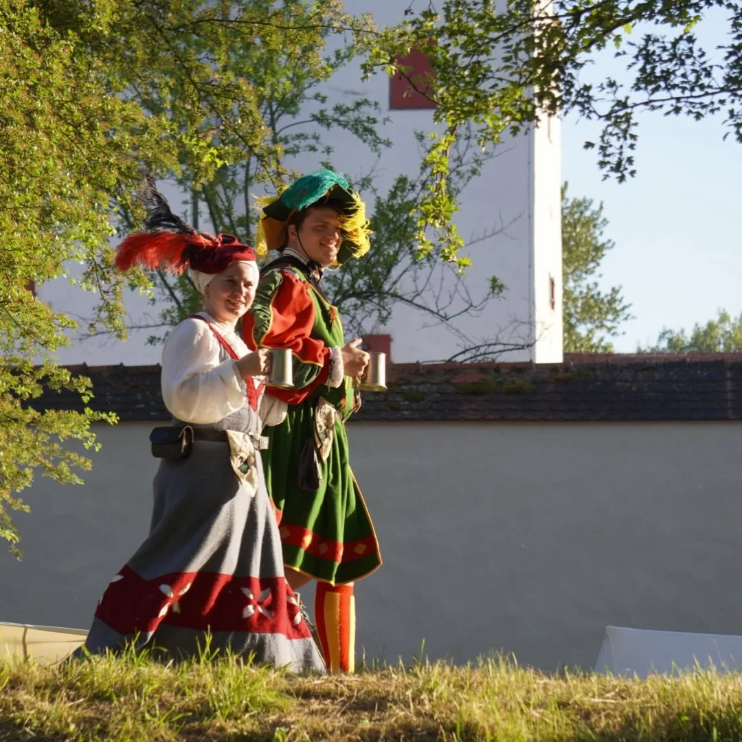 Zur feier des Tages, heut mal eine ruhige Momentaufnahme aus Gr&uuml;nau. 🥰

Im Sinne der Liebe zur Geschichte, der Liebe zur Gewandung und der Liebe zum gemeinsamen Lagerleben - ob mit den Liebsten oder Freunden. 💕

In den n&auml;chsten Wochen gib