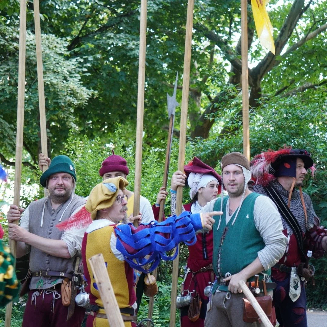 Die meisten Landsknechte kamen nat&uuml;rlich nicht aus dem Adel &ndash; sondern direkt vom Feld. 🚜

Handwerker, Knechte, Arbeiter auf dem Land und viele mehr entschieden sich, zum Spie&szlig; zu greifen. Gr&uuml;nde daf&uuml;r k&ouml;nnten eine att