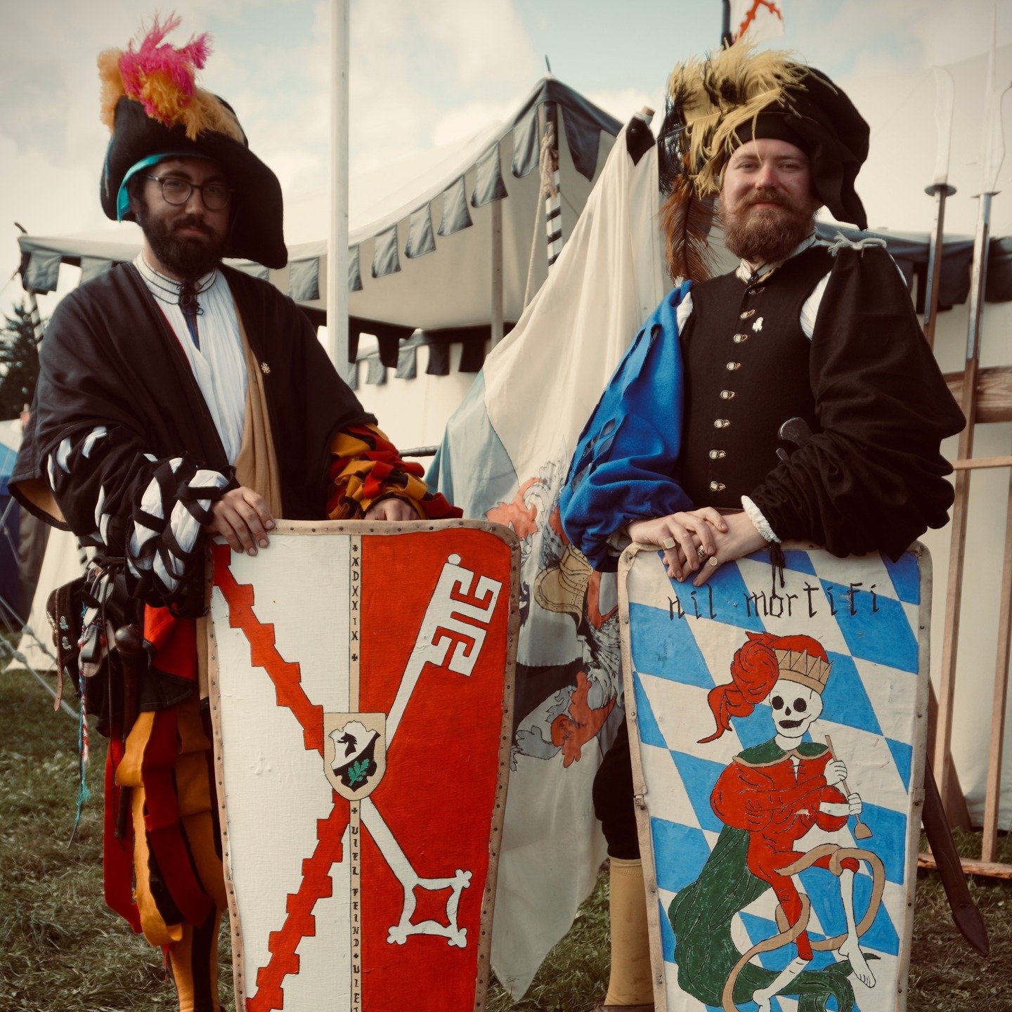 Zwei Landsknechte - zwei Pavesen - Keine Sp&auml;&szlig;e. 👊

Vom Lager in die Schlacht 
mit gerunzelter Stirn und festem Schritt.

Unser Steckenknecht wacht &uuml;ber Zucht und Ordnung. Der andere ist unser geistlich Bewanderter - er sorgt daf&uuml