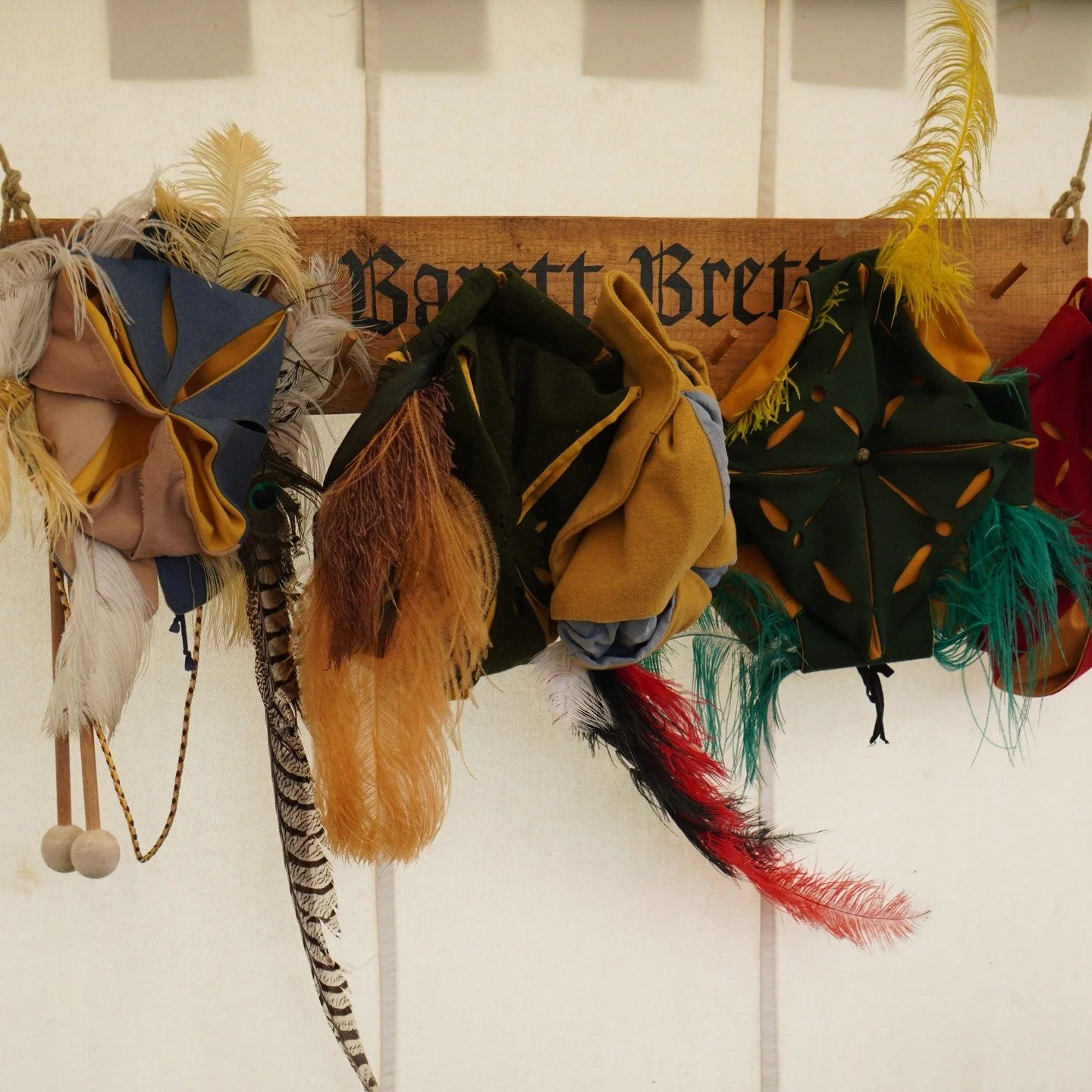 Zur standesgem&auml;&szlig;en Lagerung farbenfroher Barette - auf dass keines mehr achtlos darnieder liegt oder schn&ouml;de zerdr&uuml;ckt wird - 
gibt es unser Barett-Brett. 🚪

Dieses Meisterwerk komplexer Baukunst ist selbstverst&auml;ndlich:

📌