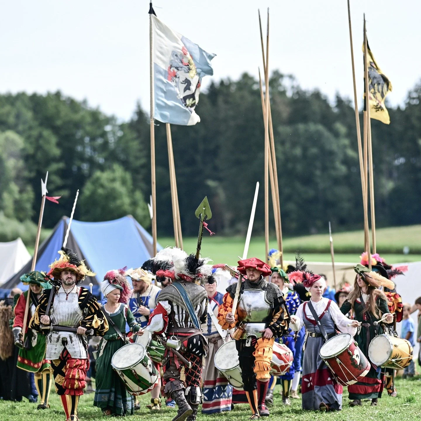 Die Spie&szlig;e stehen zahlreich bereit &ndash;
doch er tr&auml;gt sich nicht von allein.

Unser F&auml;hnlein sucht Spie&szlig;tr&auml;ger,
die Lust haben auf Gemeinschaft, Lagerleben, Drill und eine ordentliche Portion Geschichte. 

Ob erfahrener 