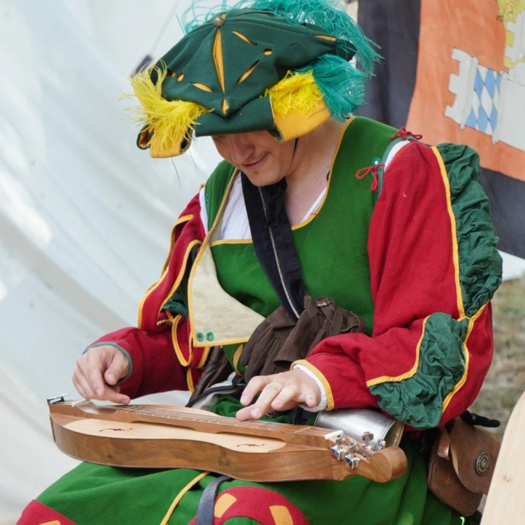 Hier spielt die Musik! Auch wenn die Zeit grad noch ruhiger scheint laufen die Vorbereitungen! 🔥 

Denn auch in dieser Saison sind wir wieder unterwegs:

📍 14.05. &ndash; 17.05. Gr&uuml;nauer Rittertage
📍 04.06. &ndash; 07.06. Mittelaltermarkt Har