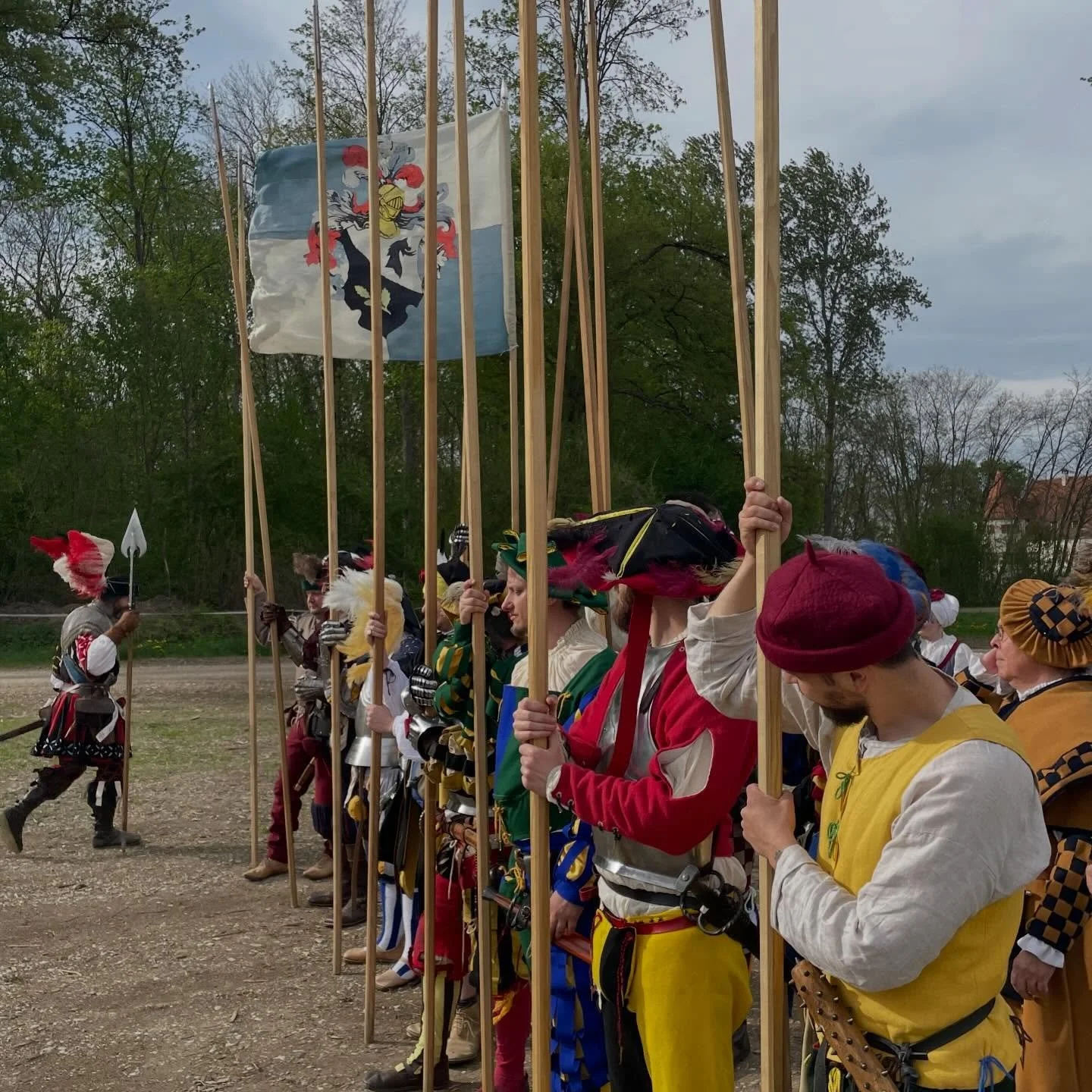 Noch zweimal schlafen, dann ist es wieder soweit: Dann schallern die Befehle von Hauptmann und Gemeinwaibel:
&bdquo;Alles h&ouml;rt auf mein Kommando!&ldquo;, &bdquo;Dupliert euch!&ldquo; und Senkt die Wehr zu Angriff!&ldquo; ⚔️

Bei unserem j&auml;h