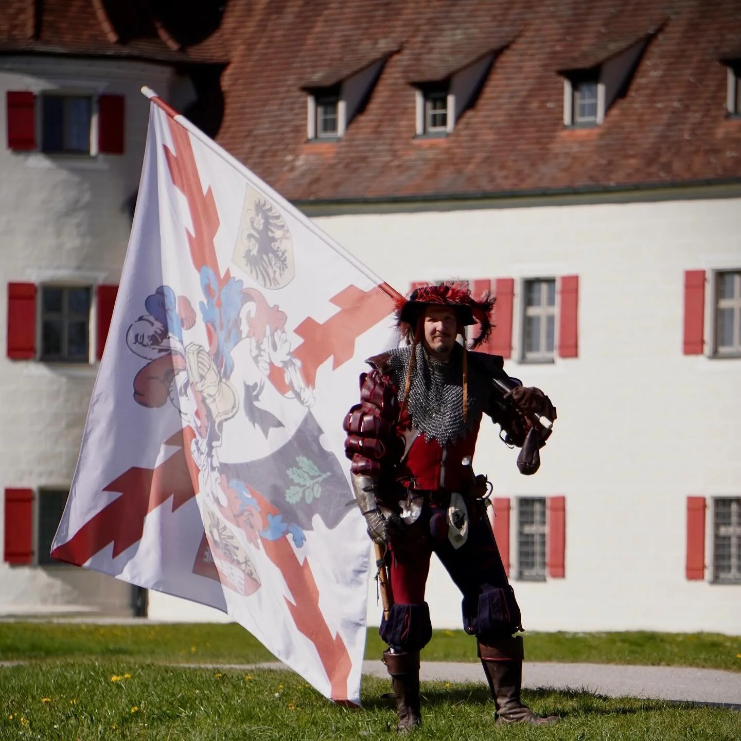 Der Waffendrill ist vorbei und es war ein voller Erfolg! Befehle und Wetter gingen runter wie warmes Bier. 🦔

Den Spie&szlig;ern d&uuml;nkt dennoch, dass der Hauptmann nochmal zum spontanen Drill im Feld auf den kommenden Gr&uuml;nauer Rittertagen (
