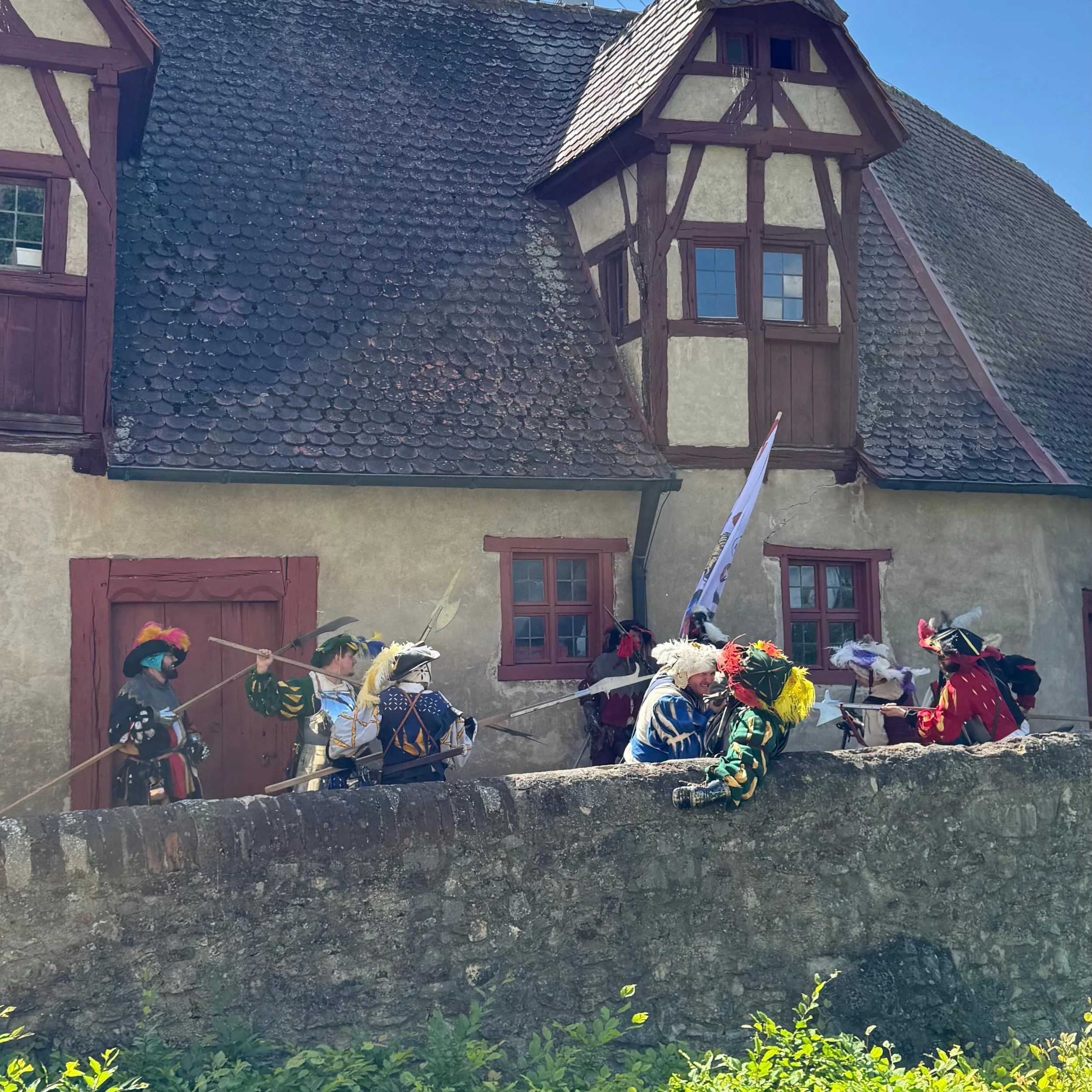 Attacke!!! Handgemenge auf der Haderburg! 👊💥 

Bei einem Kartenspiel kam es zum Streit! Die Anschuldigung: Betrug im Spiel! 🃏

Keinen Vorwurf den man auf sich sitzen lassen will. Statt &uuml;ber zust&auml;ndigen Instanzen zu gehen, wurde dieser Ko