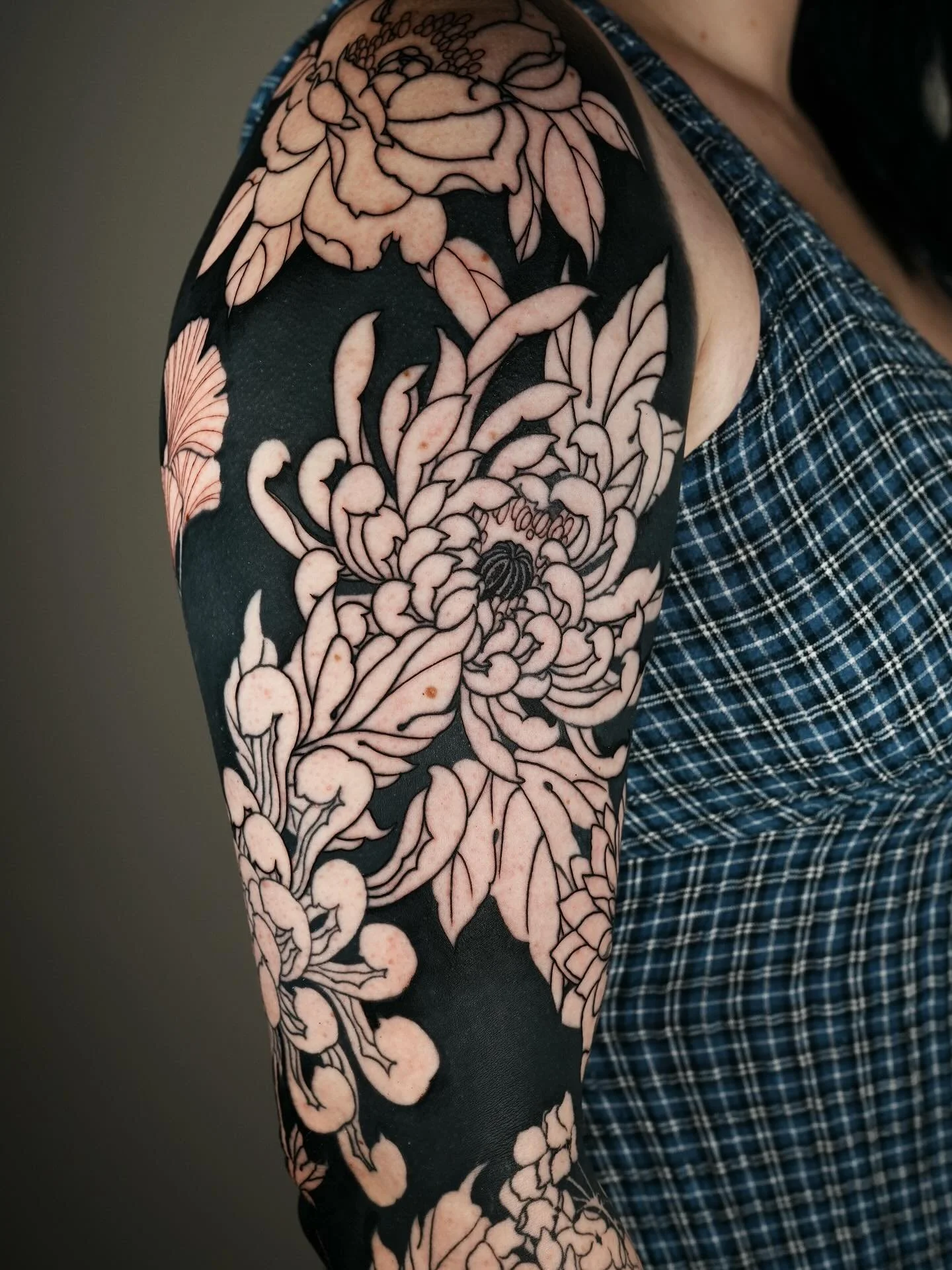 .
Bold and solid shading with a variety of flowers and leaves 🌿🌸
Always love to create strong, timeless pieces that carry both weight and elegance.

Huge thanks to Mel for the trust and dedication 🥰

-Brisbane, Australia 
#blacktattoo #brisbanetat
