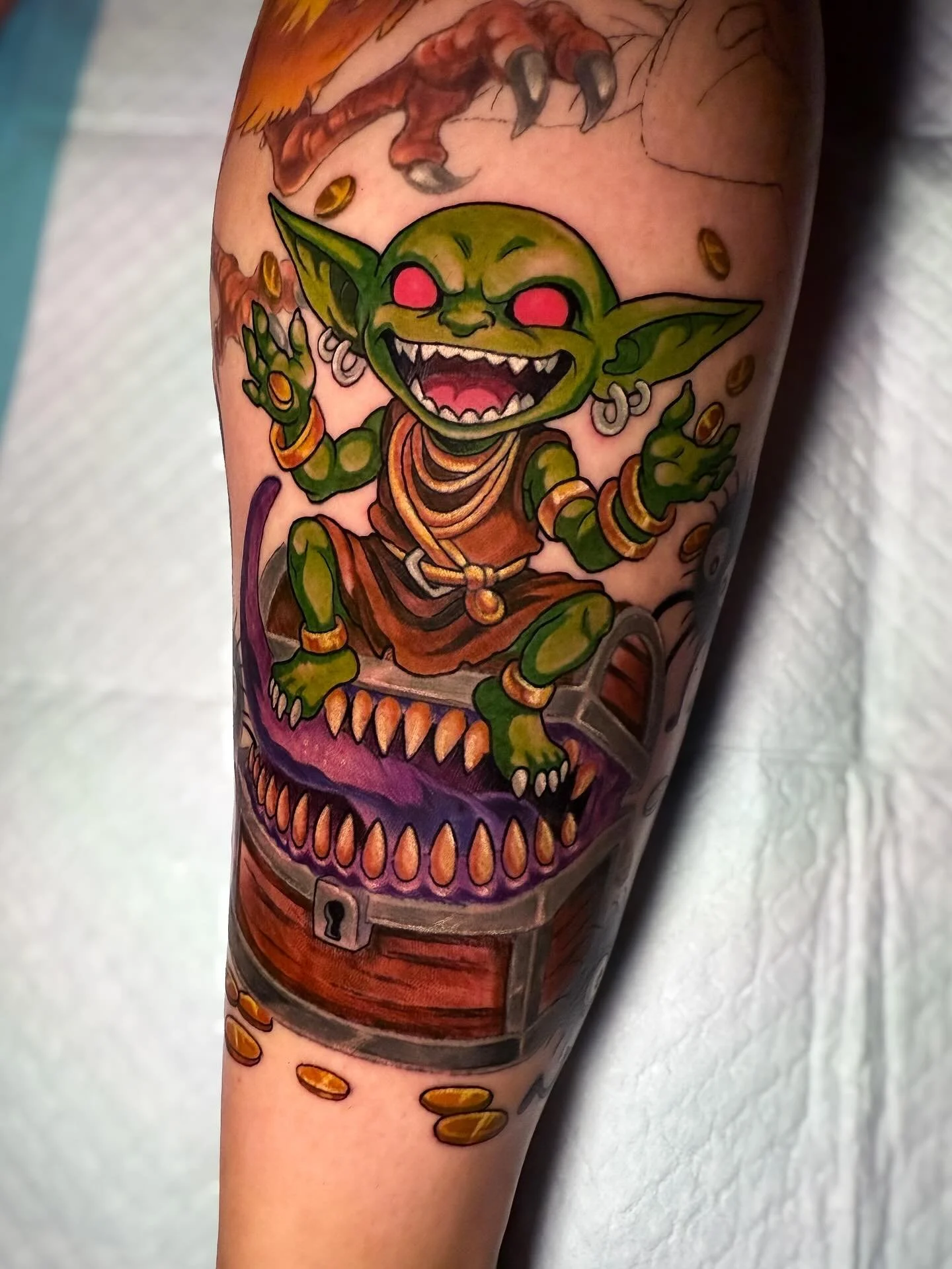 Added some more to Caitlin&rsquo;s pop culture sleeve we&rsquo;re working on ❤️ having so much fun with this one! 

#treasuregoblin #mimic #treasuregoblintattoo #mimicchest #mimictattoo #dungeonsanddragons #bubblebobble #bubblebobbletattoo #sootsprit