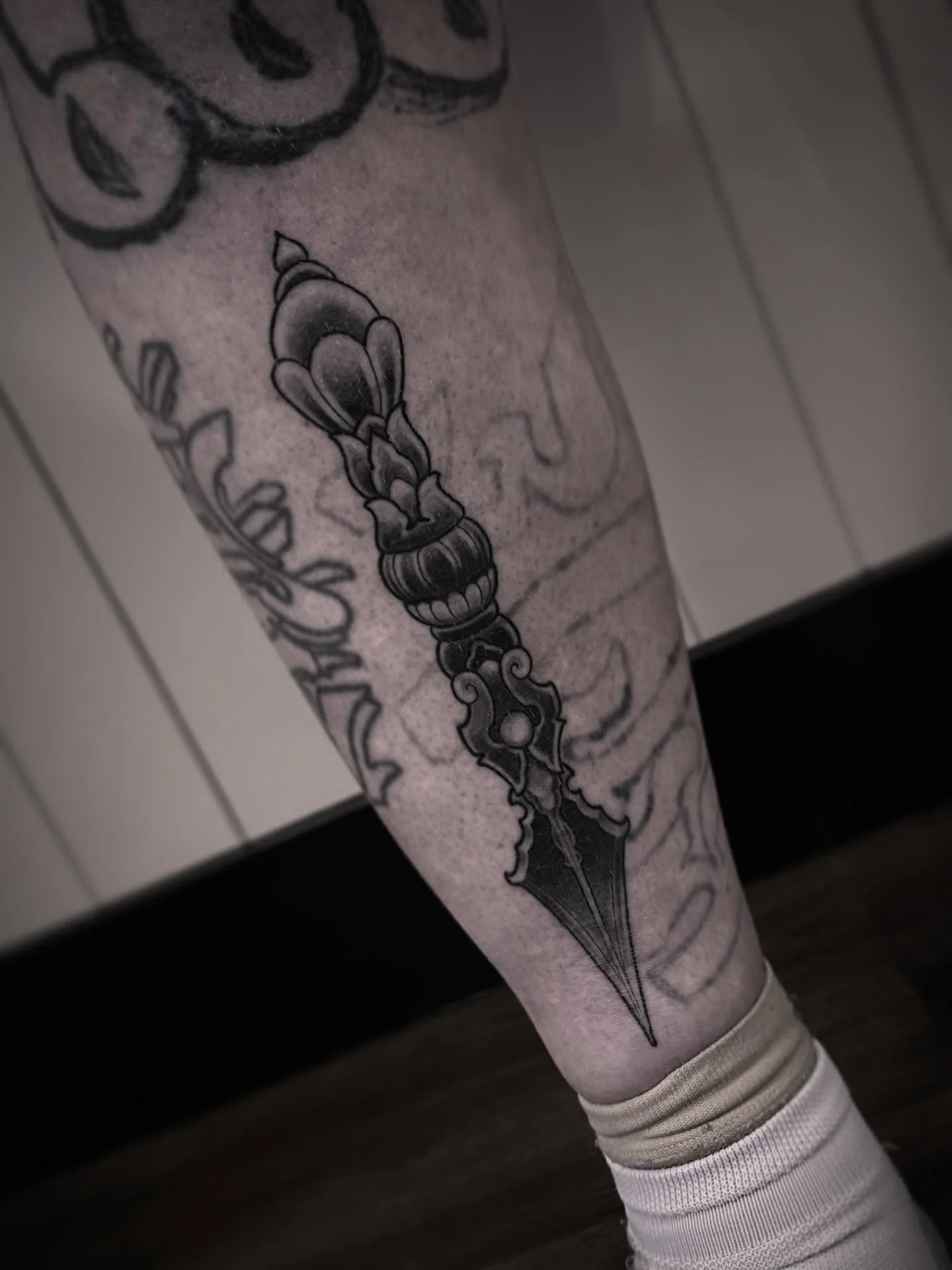 This Tibetan dagger tattoo is all healed up! If you can&rsquo;t tell, there&rsquo;s a bit of blast over action going on here but she&rsquo;s come up sweet and it was a lot of fun to do.Keen to add another one soon 💥💥

Tatted @savepoint_tattoo 

Hea