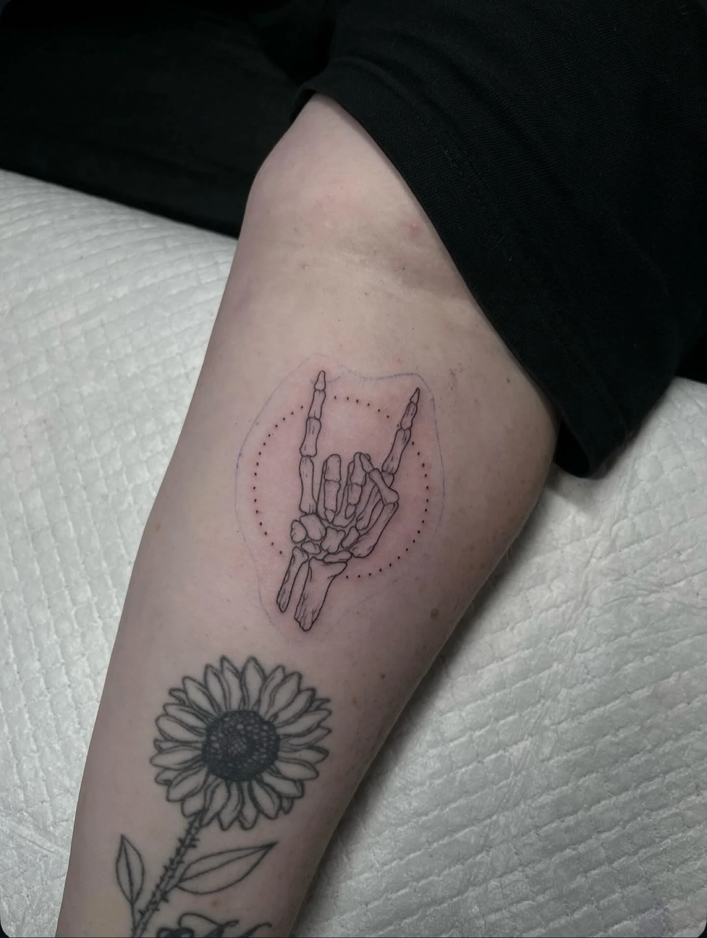 Little skeleton hand tattoo from the other day, always open to walk ins and little tats like this one! 

Come by @savepoint_tattoo and have a chat or head to www.ashtrae.com.au to book in🍻🍻